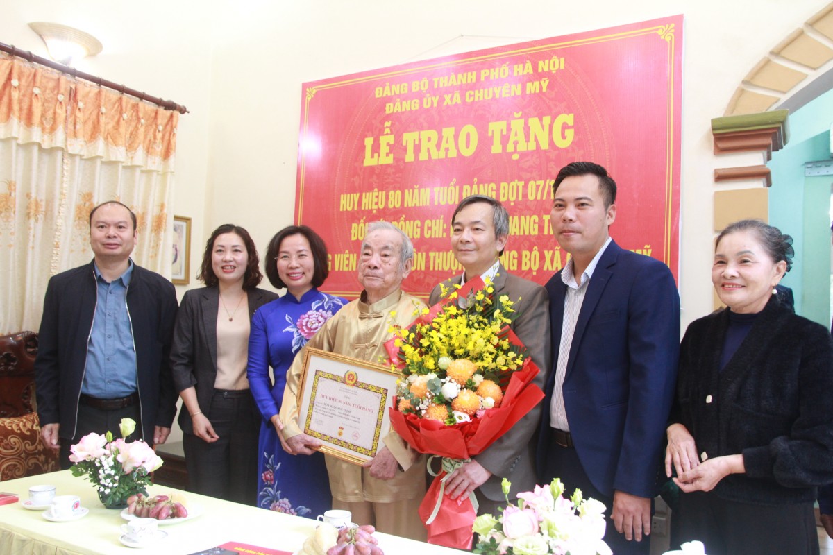 Chủ tịch Ủy ban MTTQ Việt Nam thành phố Hà Nội Bùi Huyền Mai trao Huy hiệu 80 năm tuổi Đảng tặng cụ Hoàng Quang Trịnh