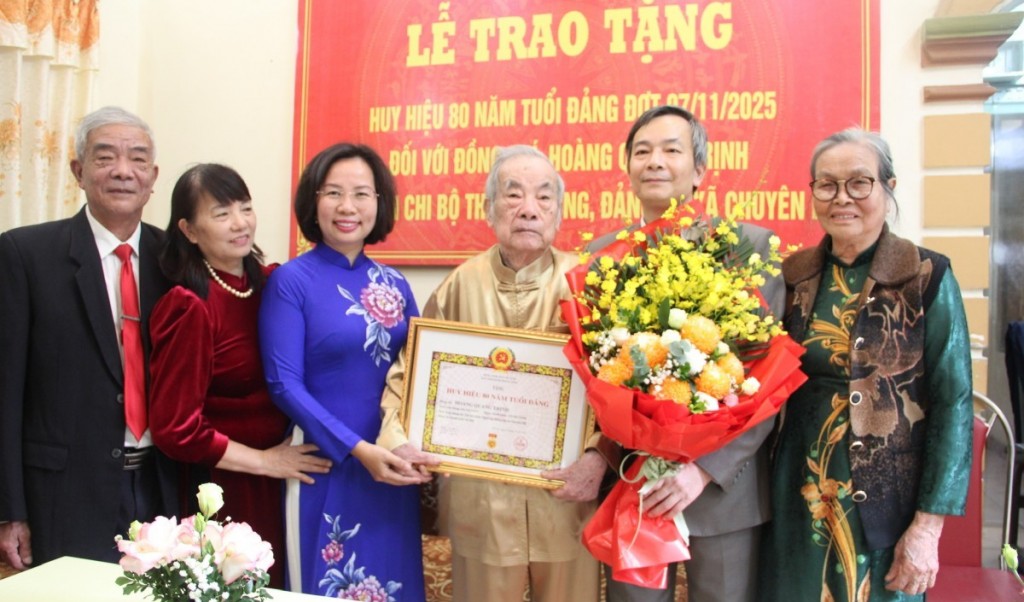 Chủ tịch Ủy ban MTTQ Việt Nam thành phố Hà Nội Bùi Huyền Mai trao Huy hiệu 80 năm tuổi Đảng tặng cụ Hoàng Quang Trịnh