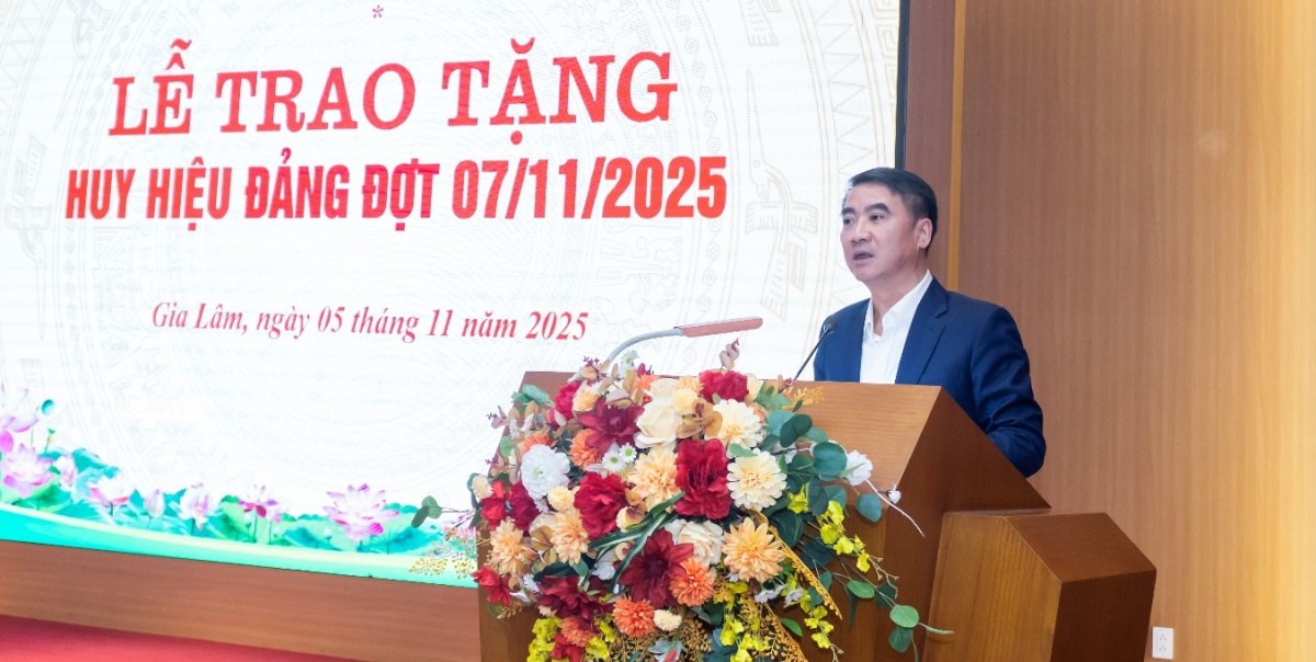 40 đảng viên xã Gia Lâm được trao Huy hiệu Đảng 40 đảng viên xã Gia Lâm được trao Huy hiệu Đảng