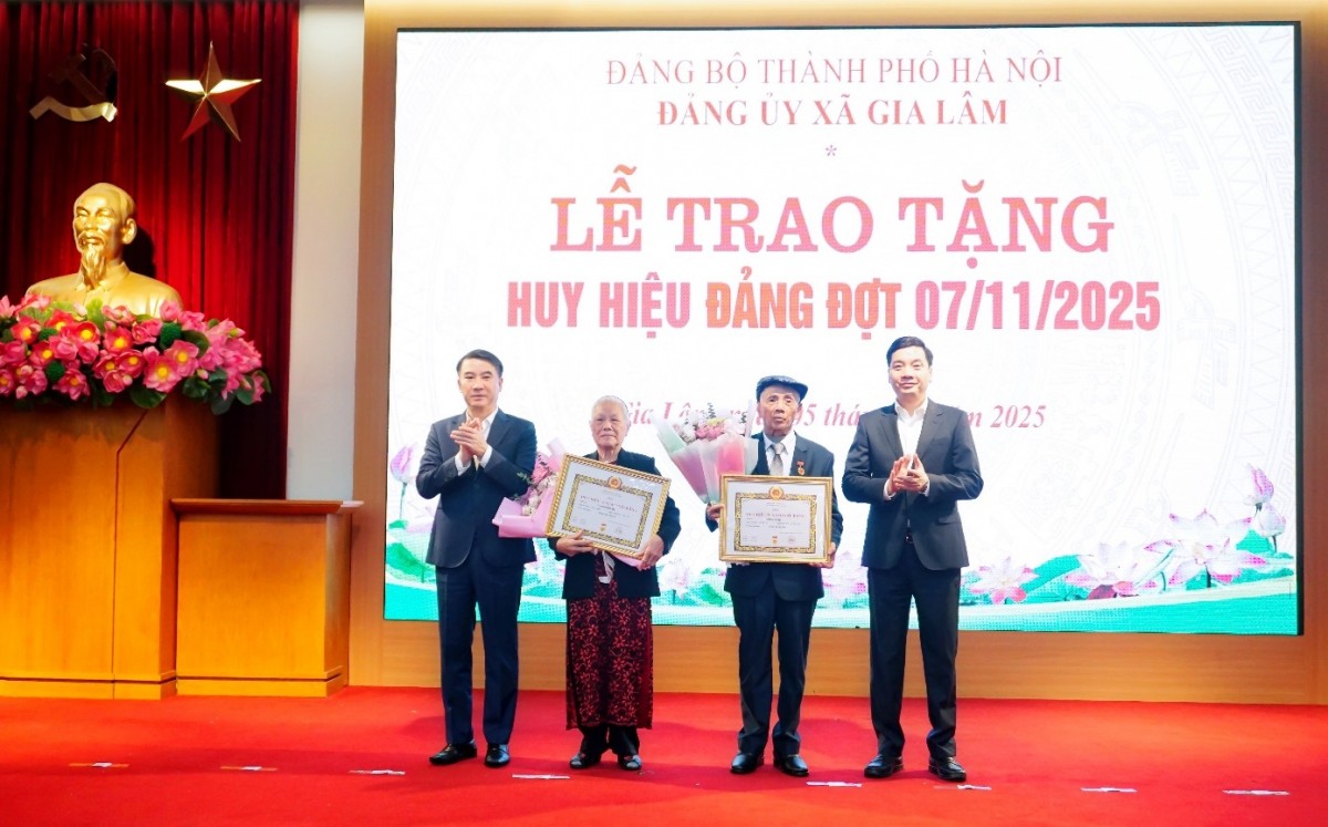 40 đảng viên xã Gia Lâm được trao Huy hiệu Đảng 40 đảng viên xã Gia Lâm được trao Huy hiệu Đảng