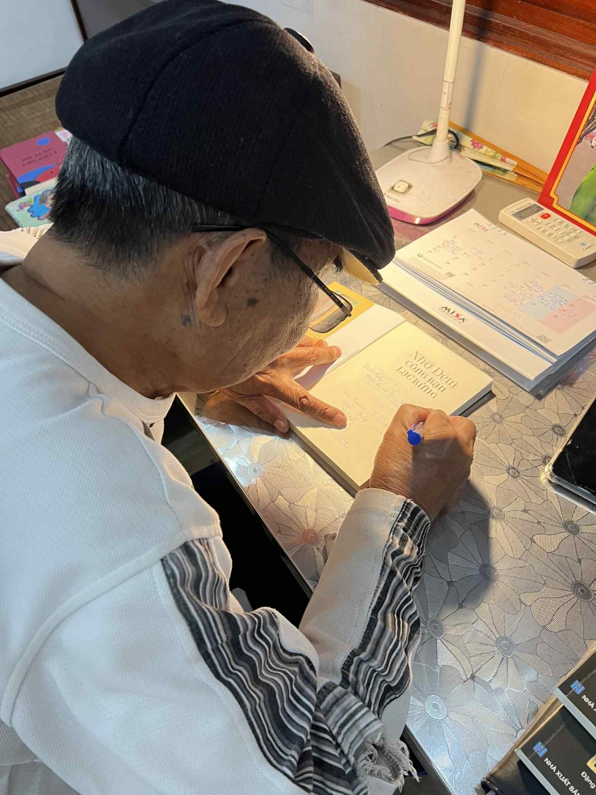 “Nhớ đêm cõng bạn lạc rừng”- Cuốn nhật ký về “thời hoa đỏ” đầy cảm xúc, giàu tính giáo dục