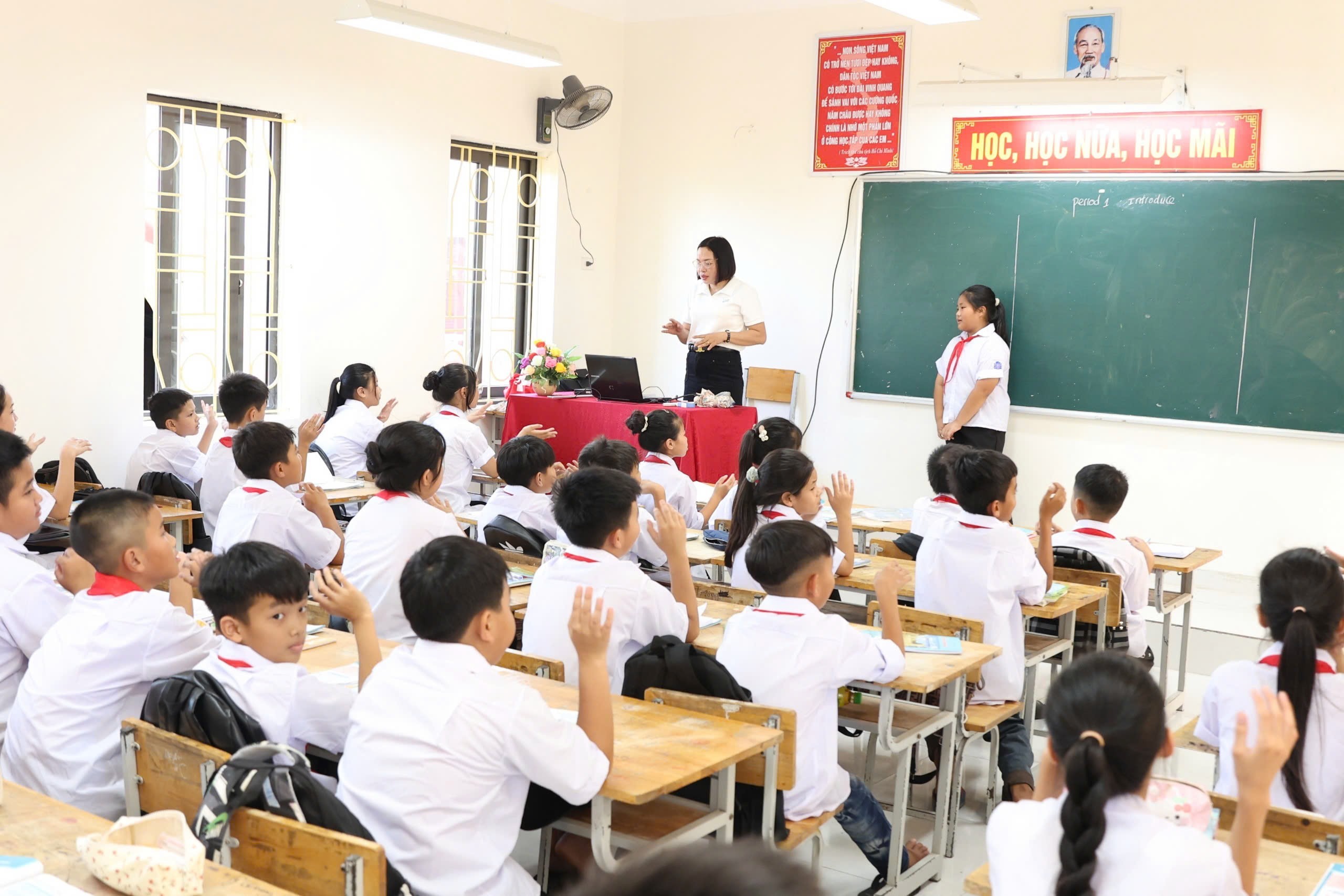 Hiện thực hóa chủ trương lương của nhà giáo được xếp cao nhất trong hệ thống thang bậc lương hành chính sự nghiệp