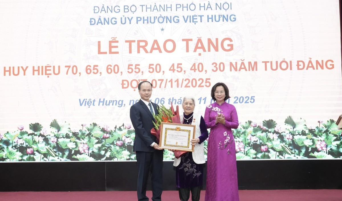 Chủ tịch Ủy ban MTTQ Việt Nam TP Hà Nội Bùi Huyền Mai trao Huy hiệu Đảng tặng đảng viên phường Việt Hưng