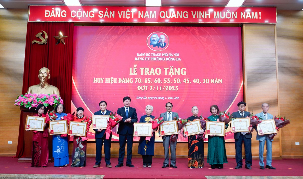Tôn Vinh 128 &Quot;Bông Hoa Đẹp&Quot; Cống Hiến Trọn Đời Cho Lý Tưởng Của Đảng Tôn Vinh 128