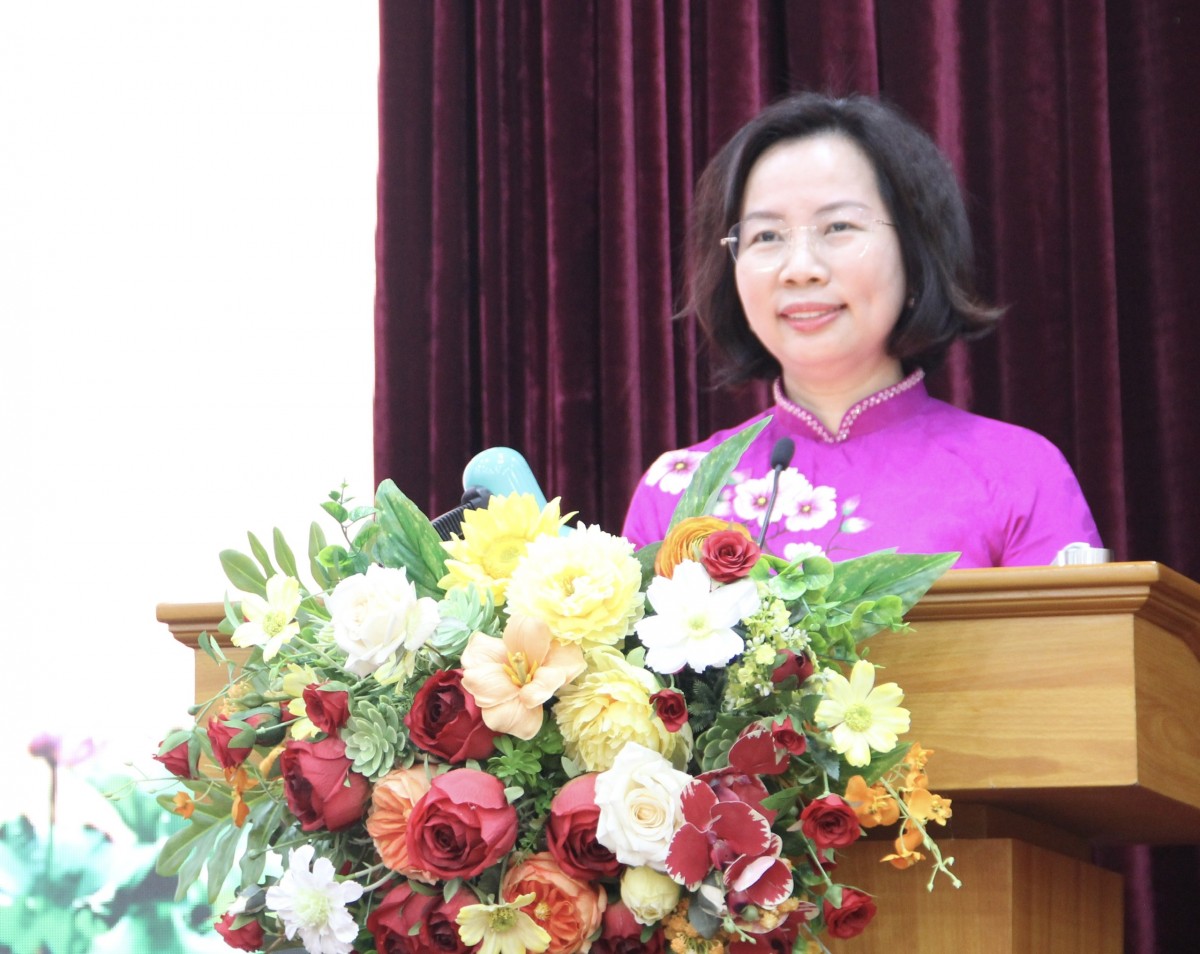 Chủ tịch Ủy ban MTTQ Việt Nam TP Hà Nội Bùi Huyền Mai trao Huy hiệu Đảng tặng đảng viên phường Việt Hưng