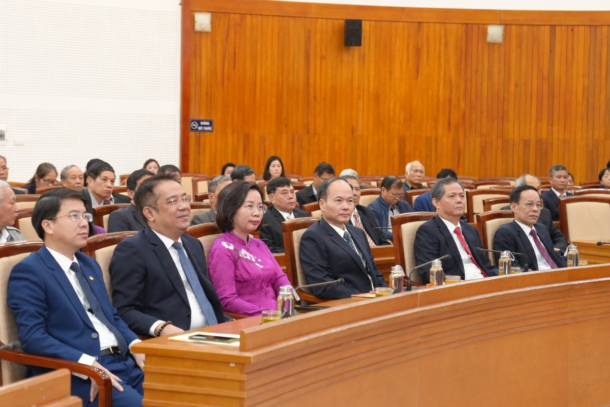 Chủ tịch Ủy ban MTTQ Việt Nam TP Hà Nội Bùi Huyền Mai trao Huy hiệu Đảng tặng đảng viên phường Việt Hưng