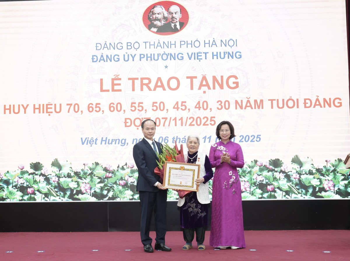 Chủ tịch Ủy ban MTTQ Việt Nam TP Hà Nội Bùi Huyền Mai trao Huy hiệu Đảng tặng đảng viên phường Việt Hưng