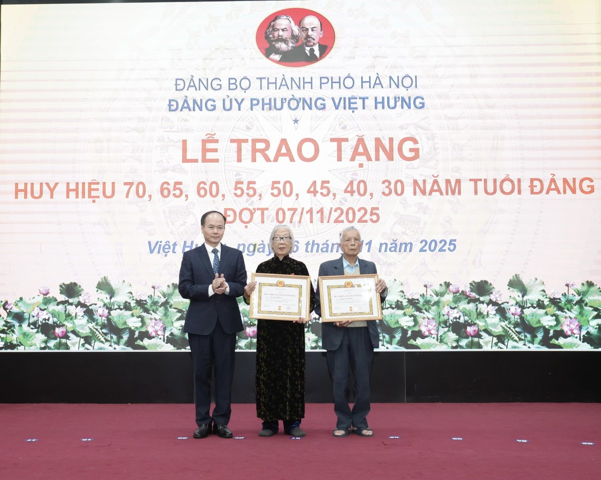 Chủ tịch Ủy ban MTTQ Việt Nam TP Hà Nội Bùi Huyền Mai trao Huy hiệu Đảng tặng đảng viên phường Việt Hưng