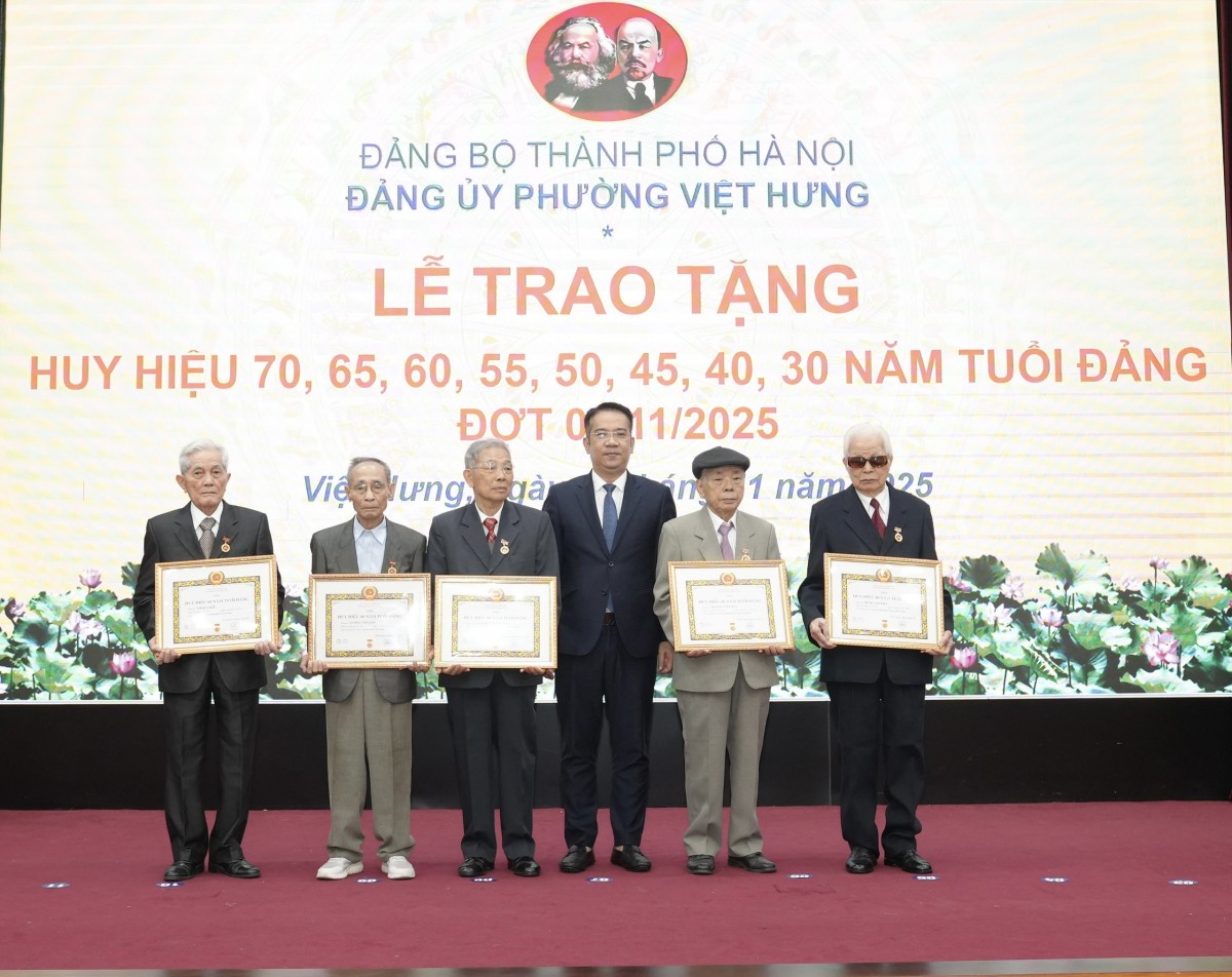 Chủ tịch Ủy ban MTTQ Việt Nam TP Hà Nội Bùi Huyền Mai trao Huy hiệu Đảng tặng đảng viên phường Việt Hưng