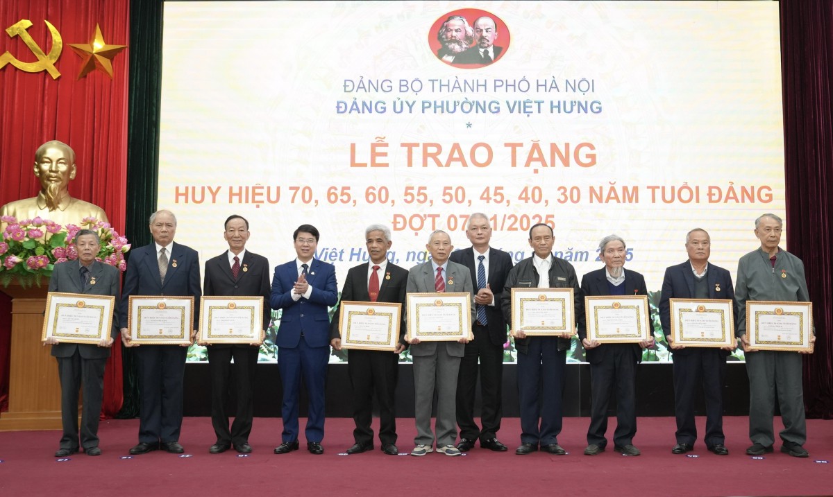 Chủ tịch Ủy ban MTTQ Việt Nam TP Hà Nội Bùi Huyền Mai trao Huy hiệu Đảng tặng đảng viên phường Việt Hưng