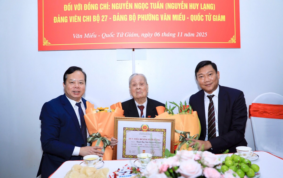 Trao tặng Huy hiệu Đảng đợt 7/11 tới 86 đảng viên phường Văn Miếu - Quốc Tử Giám