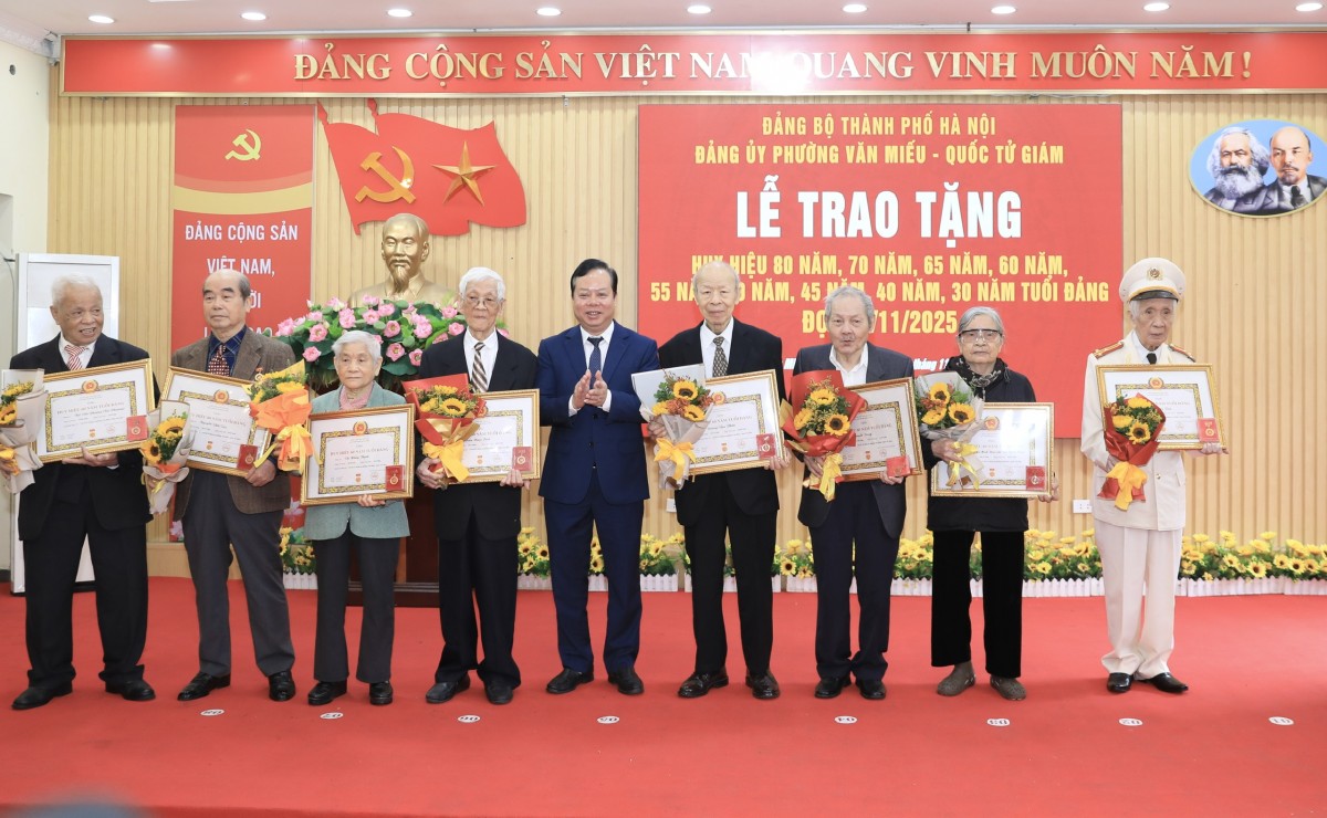 Trao tặng Huy hiệu Đảng đợt 7/11 tới 86 đảng viên phường Văn Miếu - Quốc Tử Giám