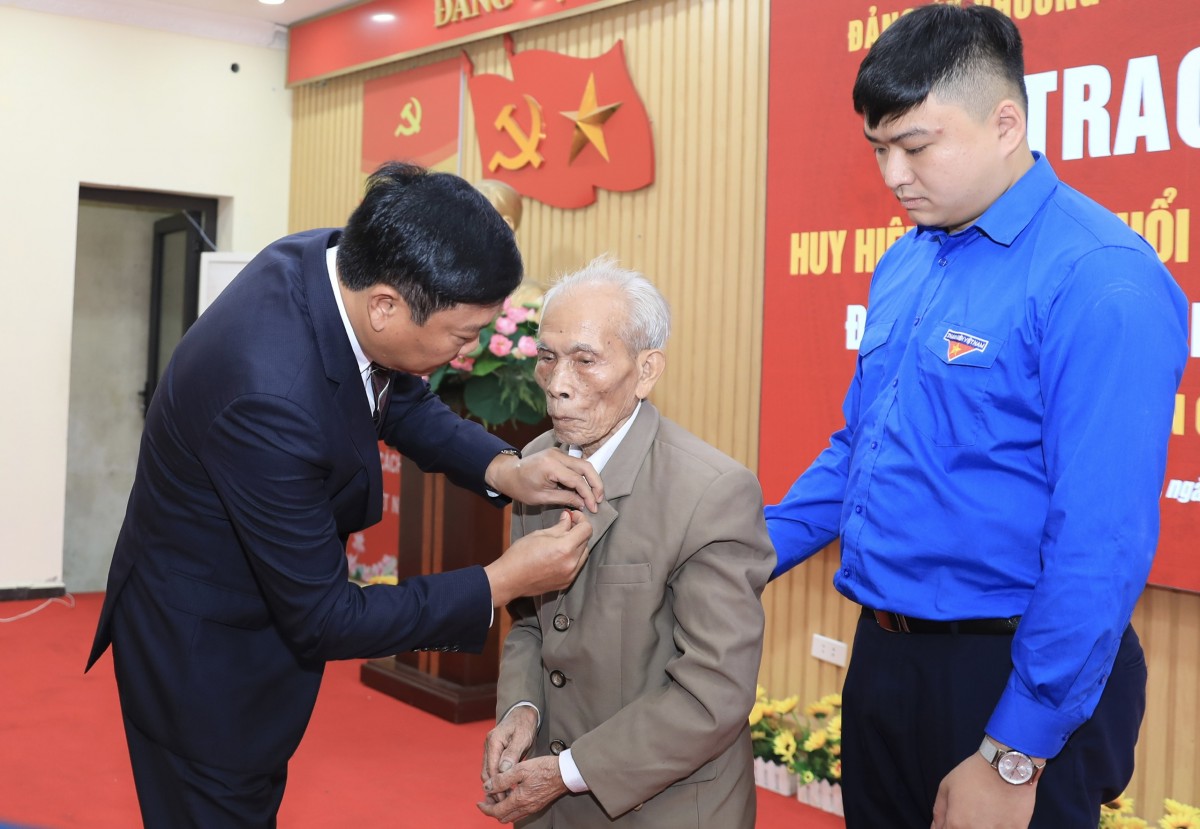 Trao tặng Huy hiệu Đảng đợt 7/11 tới 86 đảng viên phường Văn Miếu - Quốc Tử Giám