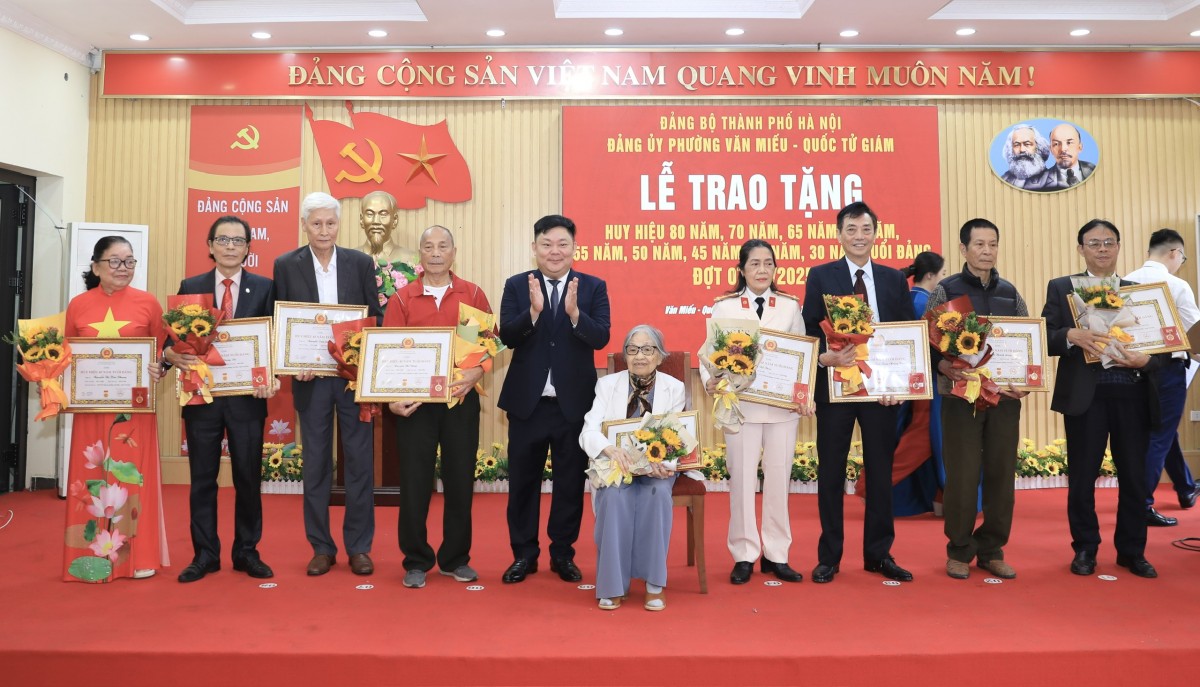 Trao tặng Huy hiệu Đảng đợt 7/11 tới 86 đảng viên phường Văn Miếu - Quốc Tử Giám