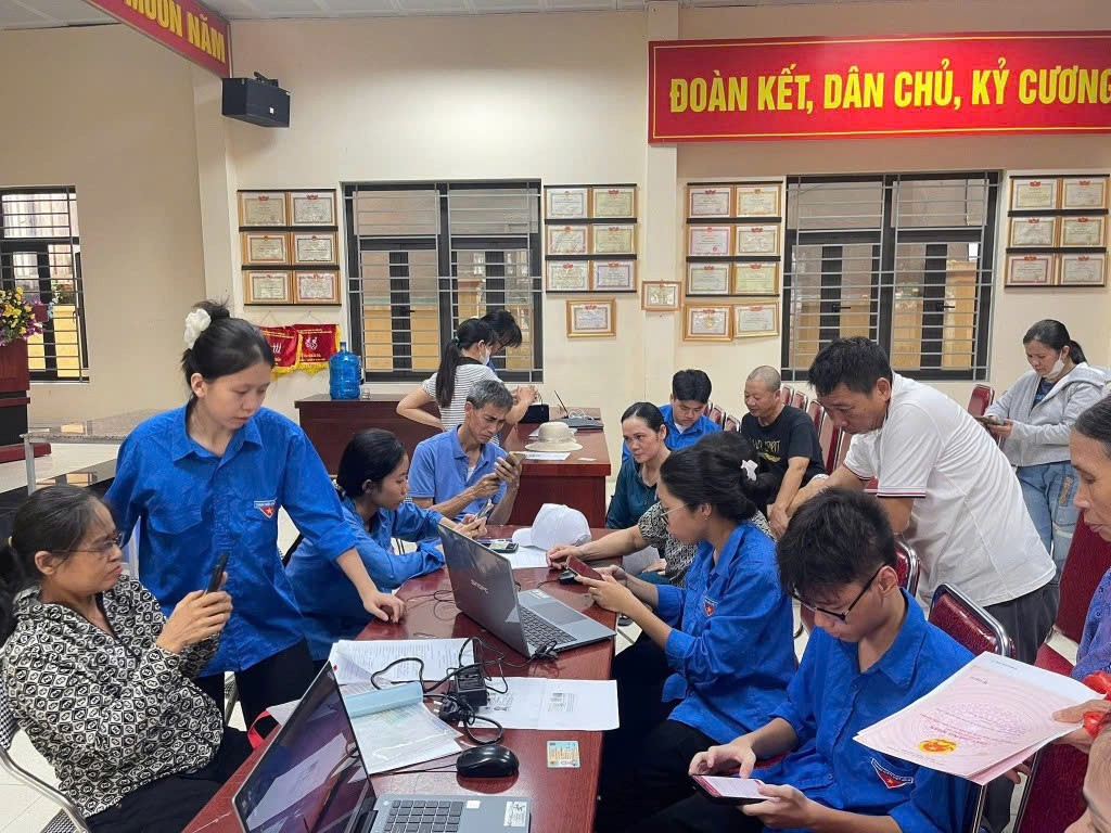 Chú thích: Lực lượng thanh niên luôn xung kích, tiên phong trong công cuộc chuyển đổi số. Chú thích: Lực lượng thanh niên luôn xung kích, tiên phong trong công cuộc chuyển đổi số.