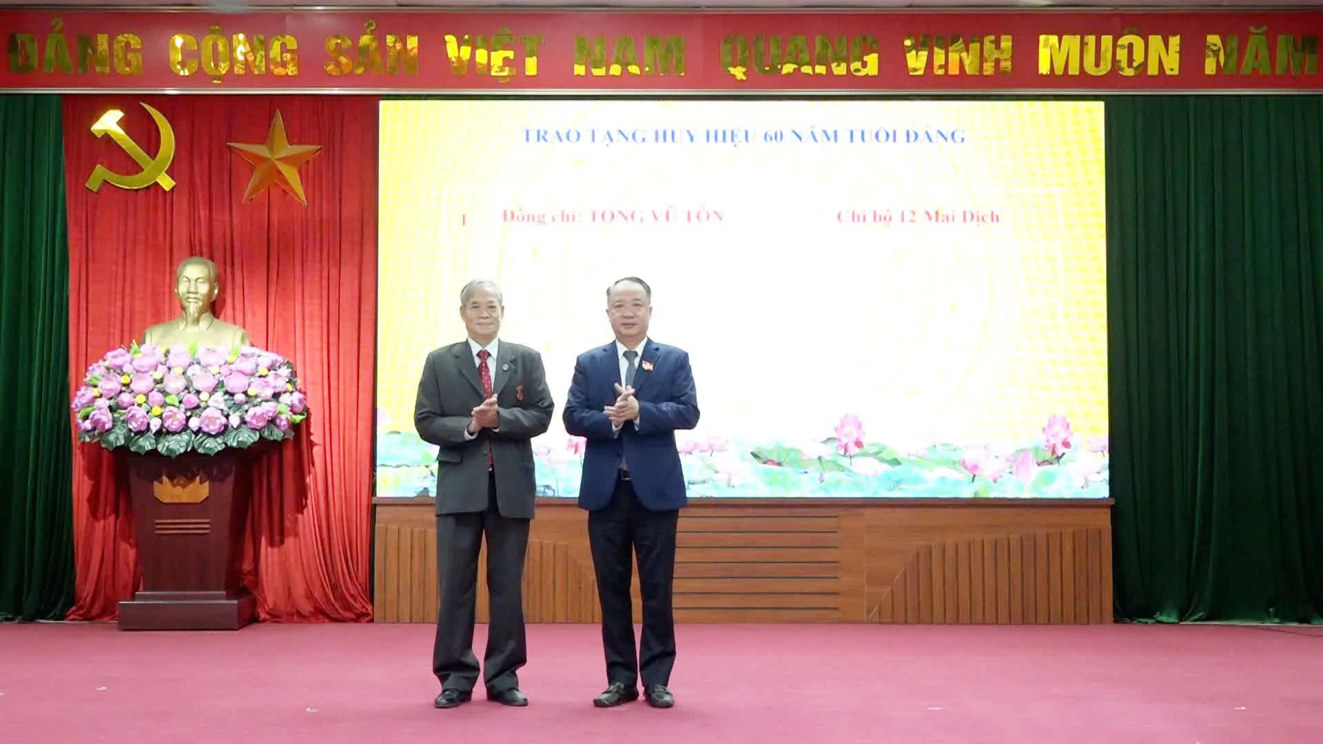 Phường Phú Diễn: Trao Huy hiệu Đảng đợt 7/11 tặng 68 đảng viên Phường Phú Diễn: Trao Huy hiệu Đảng đợt 7/11 tặng 68 đảng viên