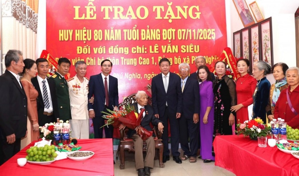 Lãnh đạo thành phố Hà Nội trao Huy hiệu Đảng tặng đảng viên lão thành xã Phú Nghĩa