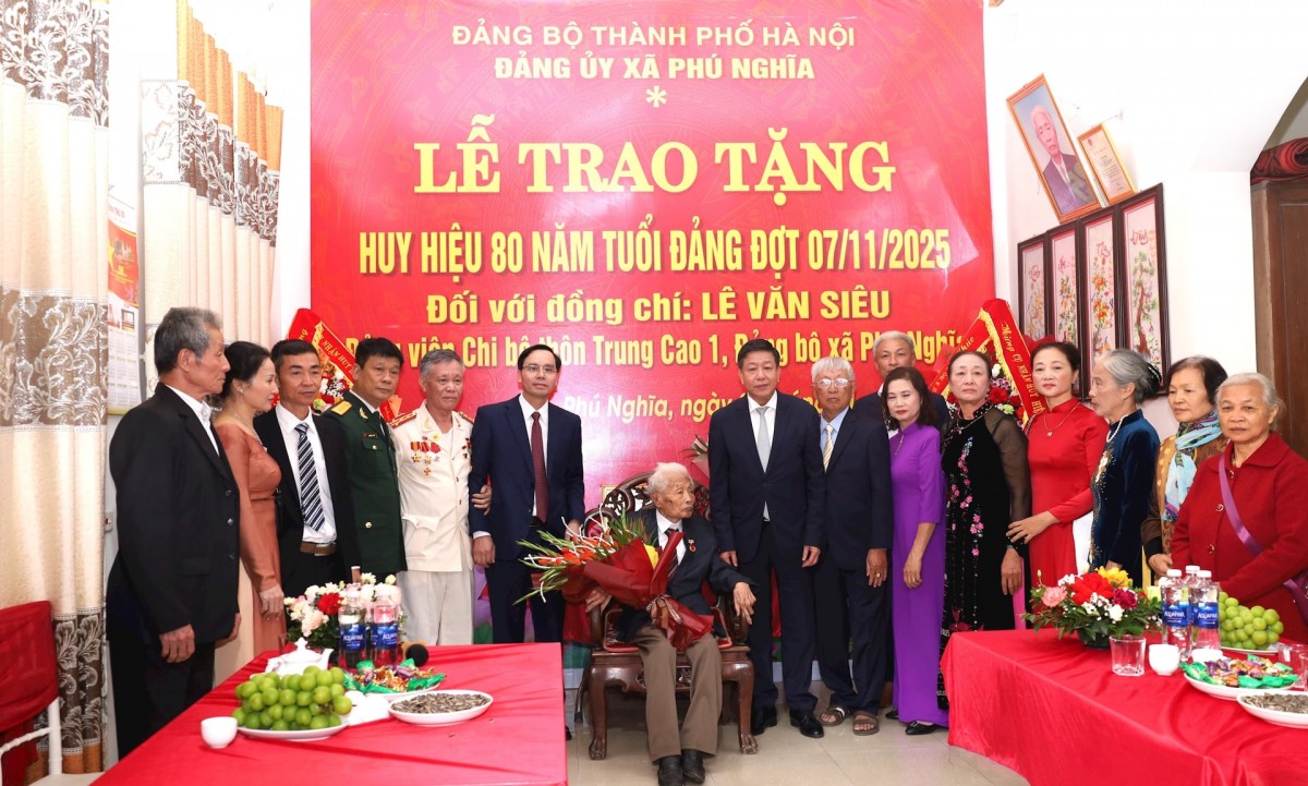 Lãnh đạo thành phố Hà Nội trao Huy hiệu Đảng tặng đảng viên lão thành xã Phú Nghĩa Lãnh đạo thành phố Hà Nội trao Huy hiệu Đảng tặng đảng viên lão thành xã Phú Nghĩa