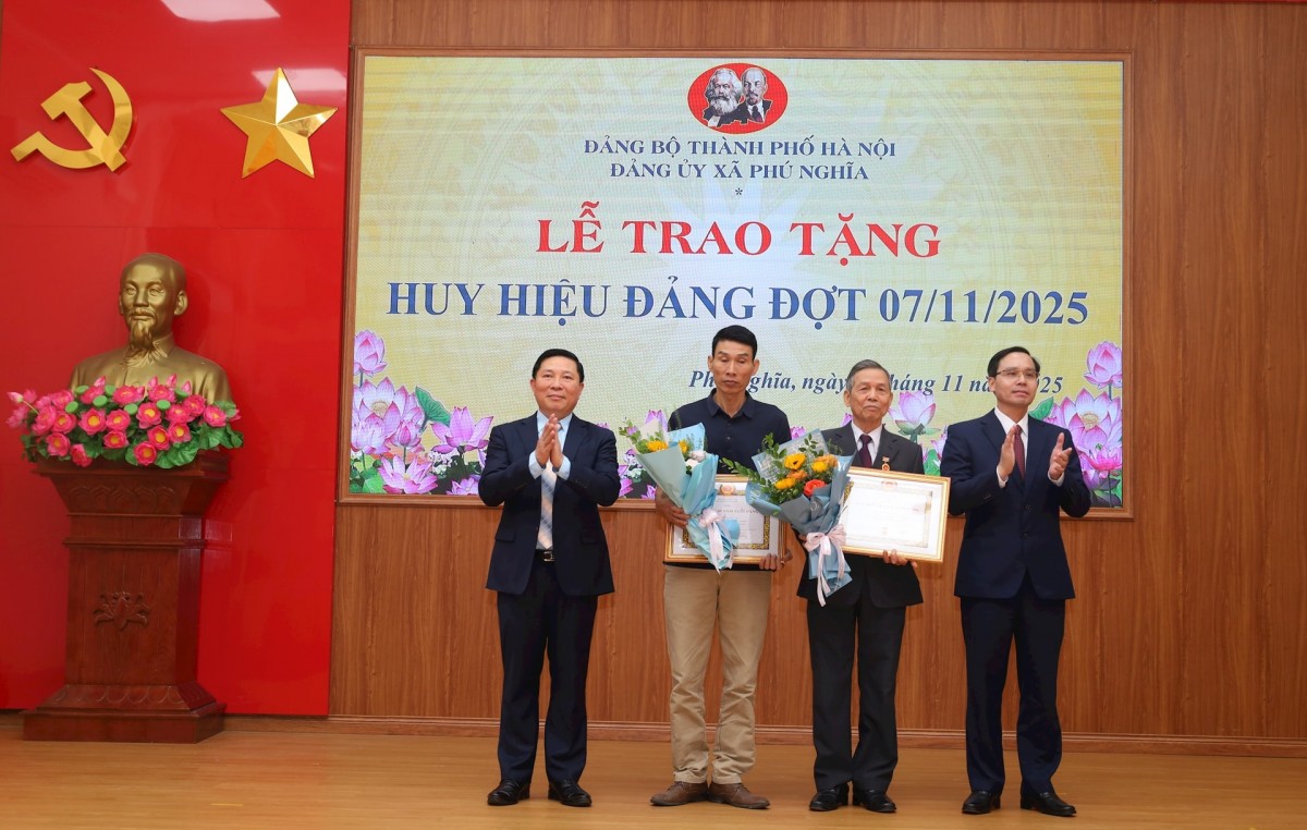 Lãnh đạo thành phố Hà Nội trao Huy hiệu Đảng tặng đảng viên lão thành xã Phú Nghĩa Lãnh đạo thành phố Hà Nội trao Huy hiệu Đảng tặng đảng viên lão thành xã Phú Nghĩa