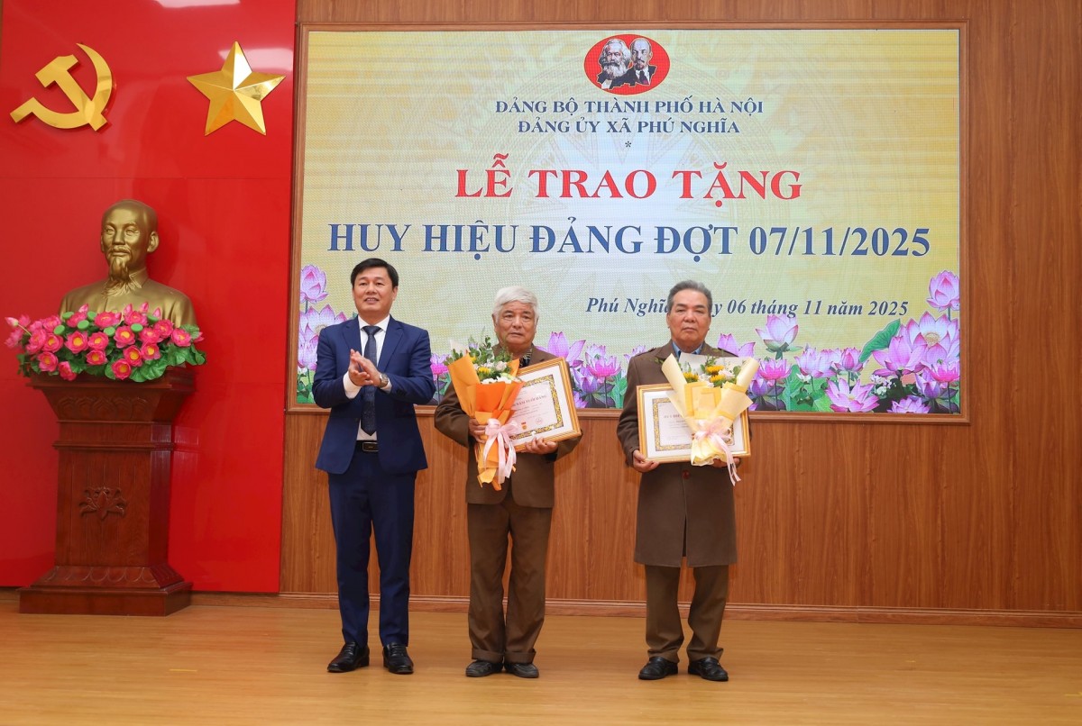 Lãnh đạo thành phố Hà Nội trao Huy hiệu Đảng tặng đảng viên lão thành xã Phú Nghĩa Lãnh đạo thành phố Hà Nội trao Huy hiệu Đảng tặng đảng viên lão thành xã Phú Nghĩa