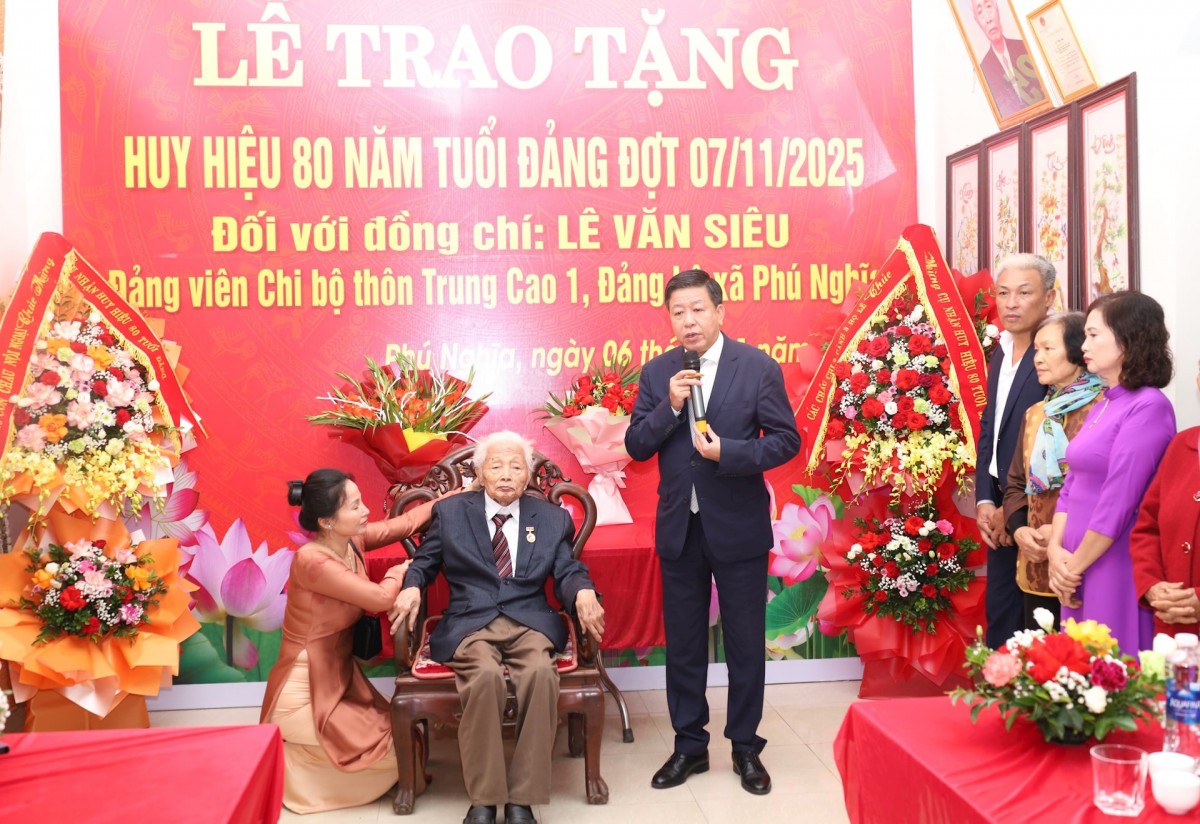 Lãnh đạo thành phố Hà Nội trao Huy hiệu Đảng tặng đảng viên lão thành xã Phú Nghĩa Lãnh đạo thành phố Hà Nội trao Huy hiệu Đảng tặng đảng viên lão thành xã Phú Nghĩa