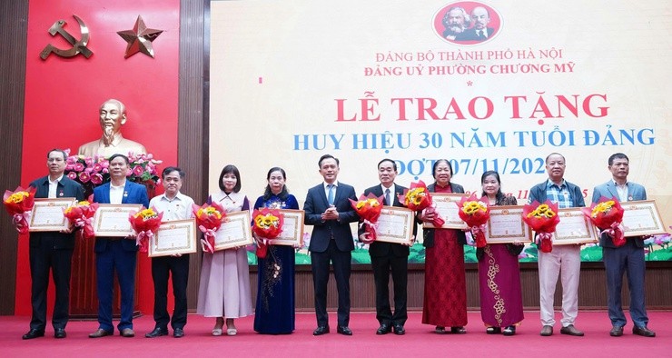 36 đảng viên phường Chương Mỹ vinh dự được trao tặng Huy hiệu Đảng