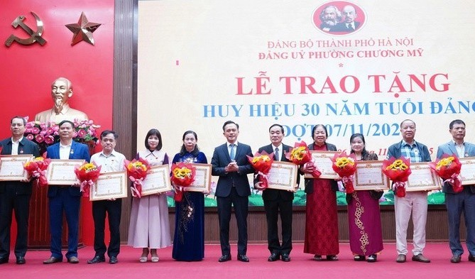 36 đảng viên phường Chương Mỹ vinh dự được trao tặng Huy hiệu Đảng