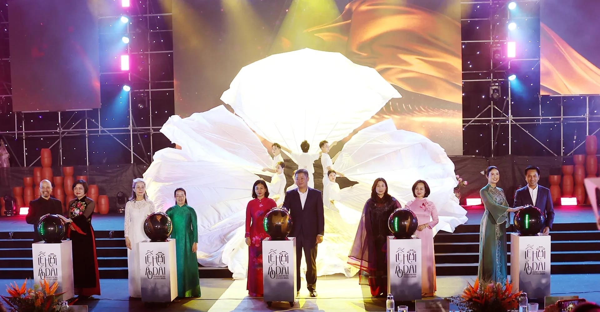 Áo dài Hà Nội - Tỏa sáng tinh hoa di sản 2025