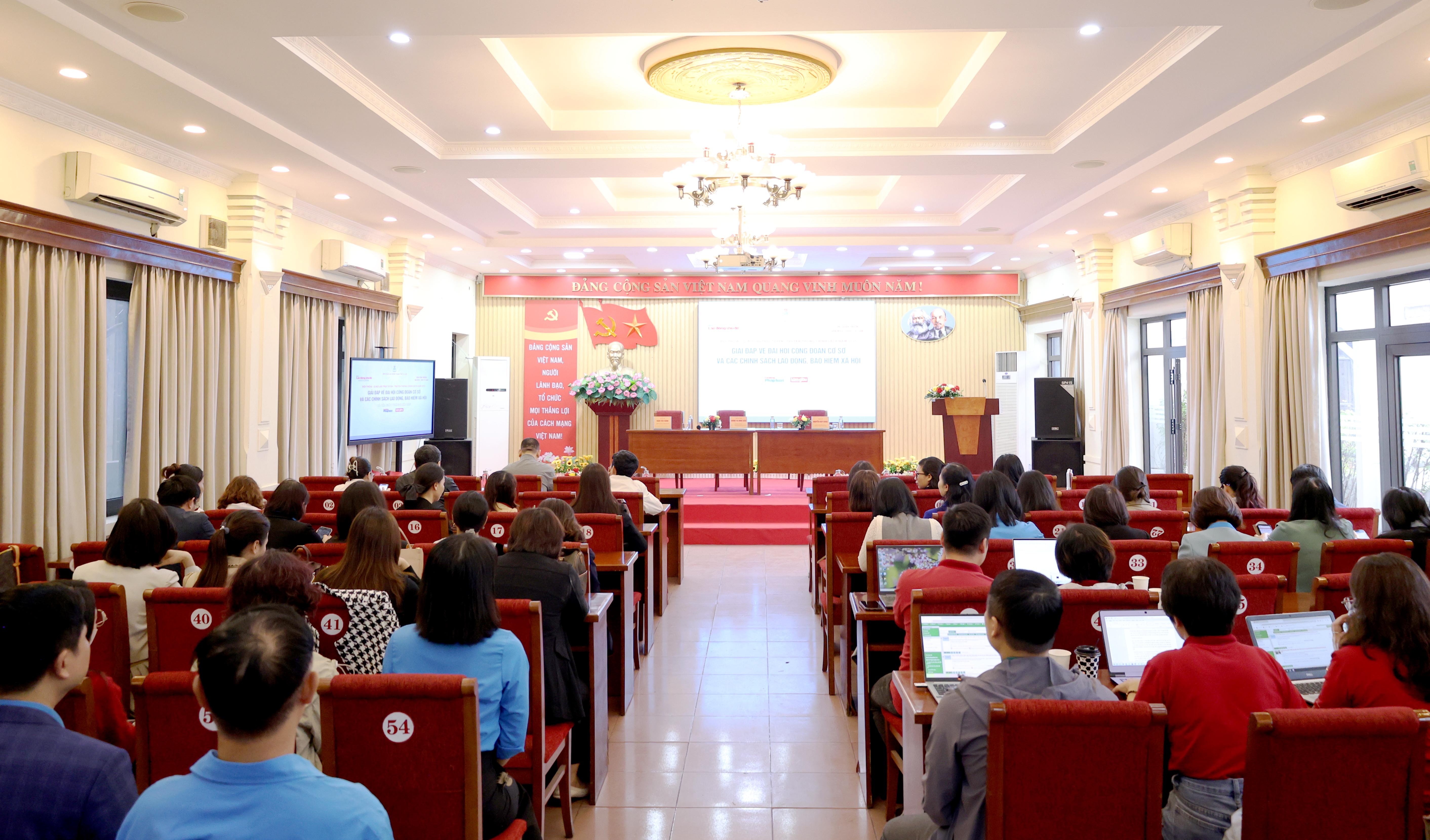 TRỰC TUYẾN HÌNH ẢNH: Hơn 200 CNVCLĐ tham gia giải đáp về chính sách lao động và bảo hiểm xã hội