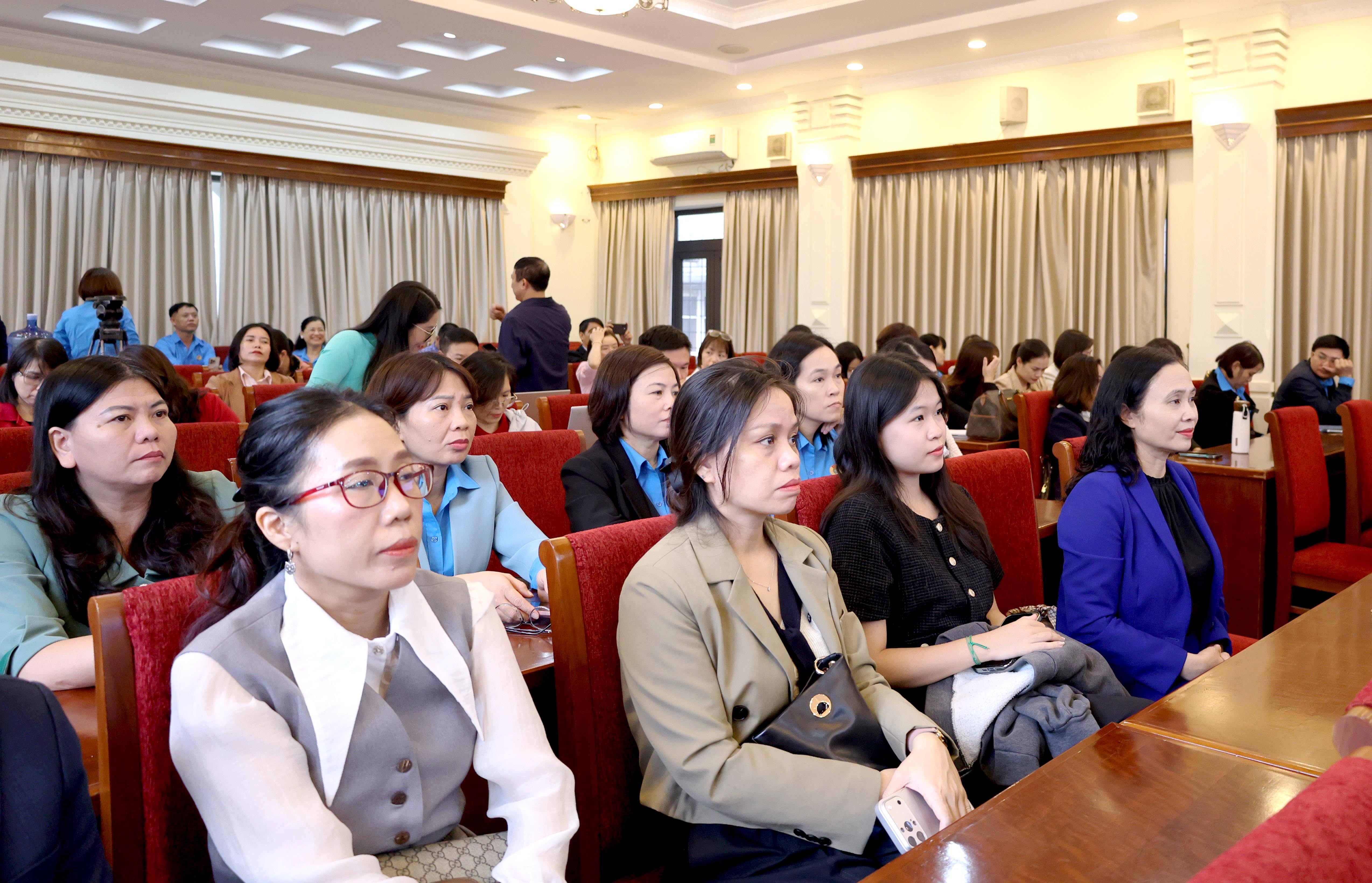 TRỰC TUYẾN HÌNH ẢNH: Hơn 200 CNVCLĐ tham gia giải đáp về chính sách lao động và bảo hiểm xã hội