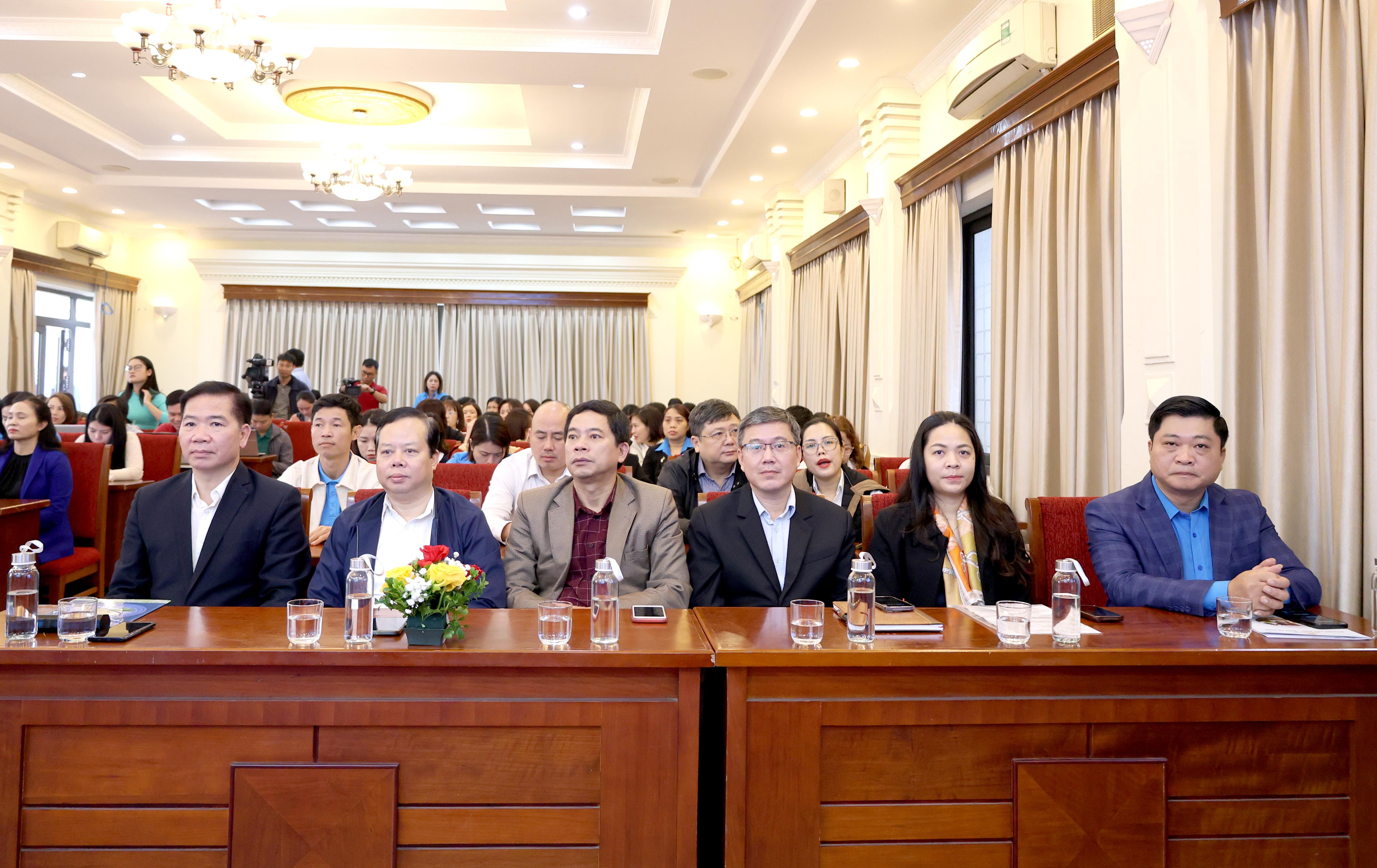 TRỰC TUYẾN HÌNH ẢNH: Hơn 200 CNVCLĐ tham gia giải đáp về chính sách lao động và bảo hiểm xã hội