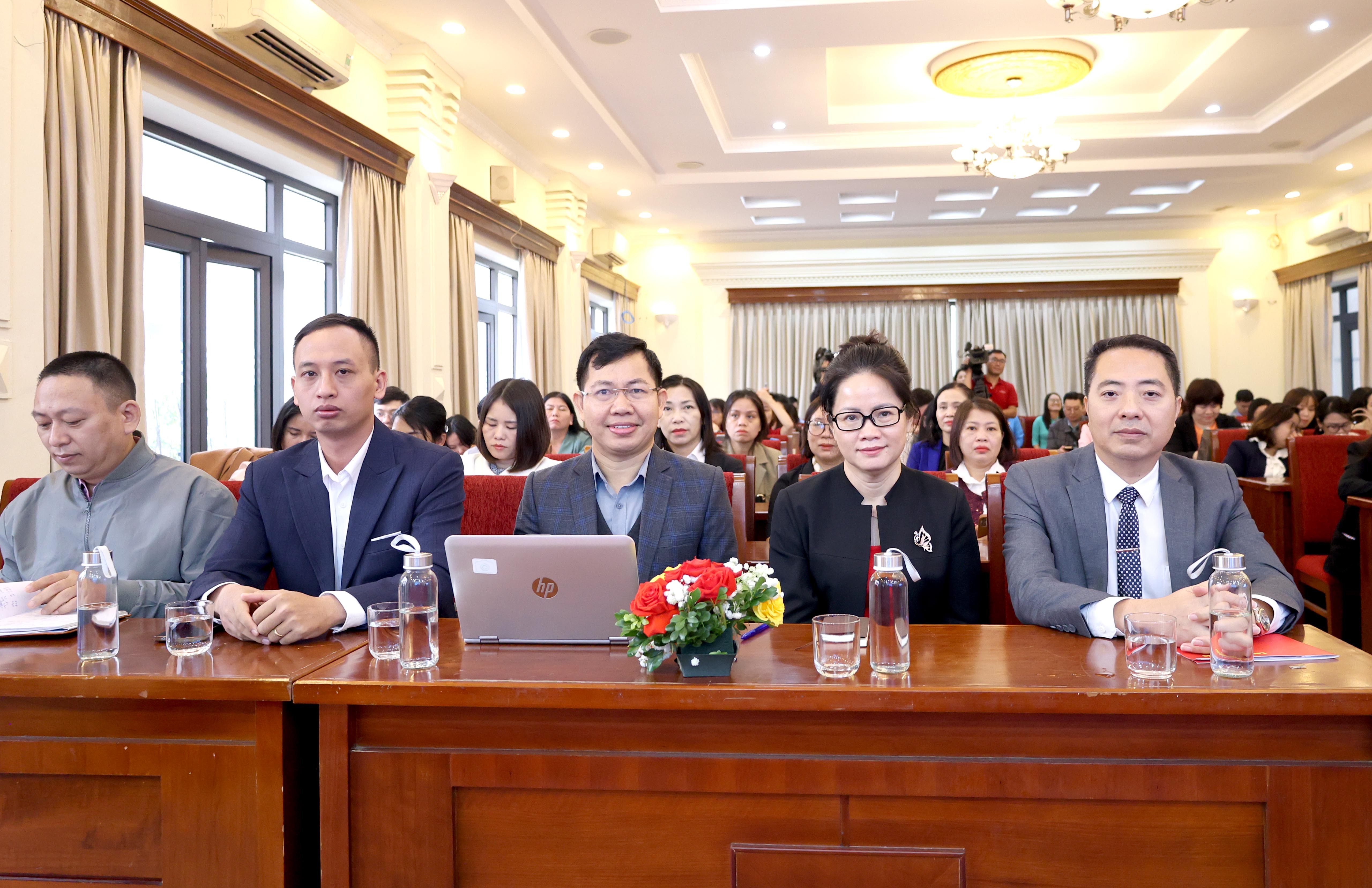 TRỰC TUYẾN HÌNH ẢNH: Hơn 200 CNVCLĐ tham gia giải đáp về chính sách lao động và bảo hiểm xã hội