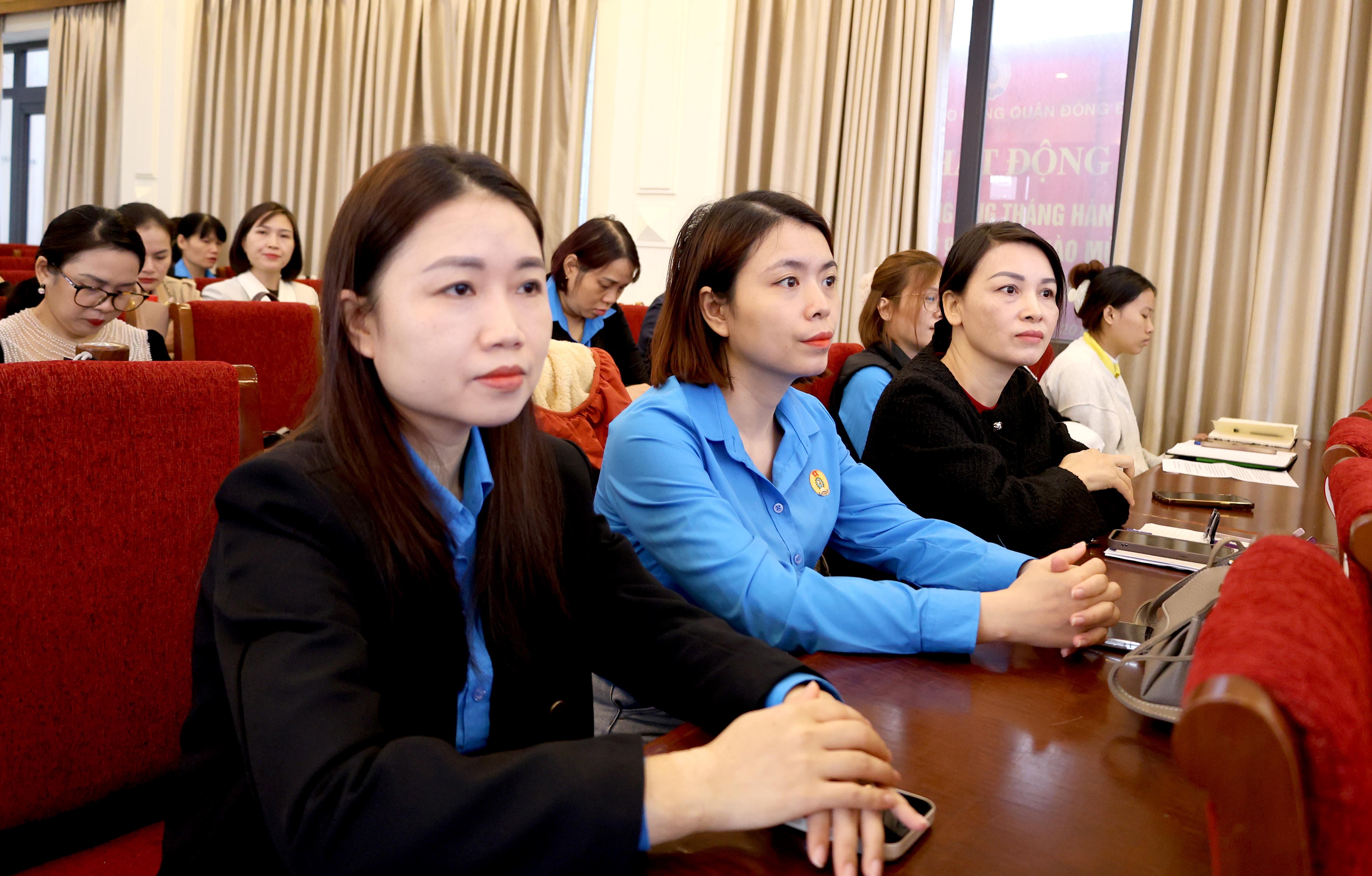 TRỰC TUYẾN HÌNH ẢNH: Hơn 200 CNVCLĐ tham gia giải đáp về chính sách lao động và bảo hiểm xã hội