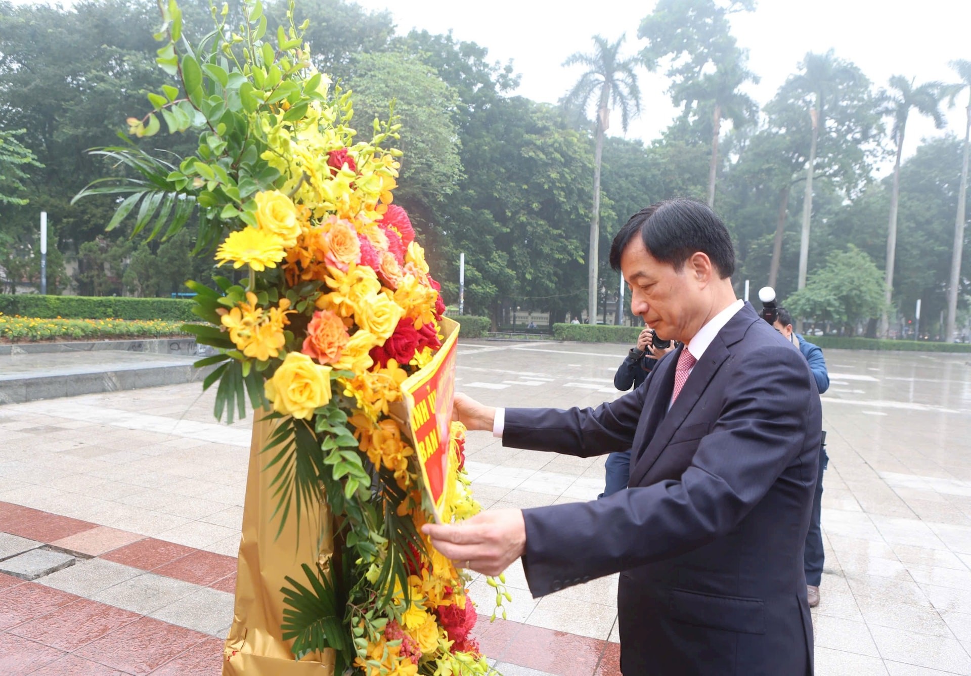 Lãnh đạo thành phố Hà Nội dâng hoa kỷ niệm 108 năm Cách mạng Tháng Mười Nga