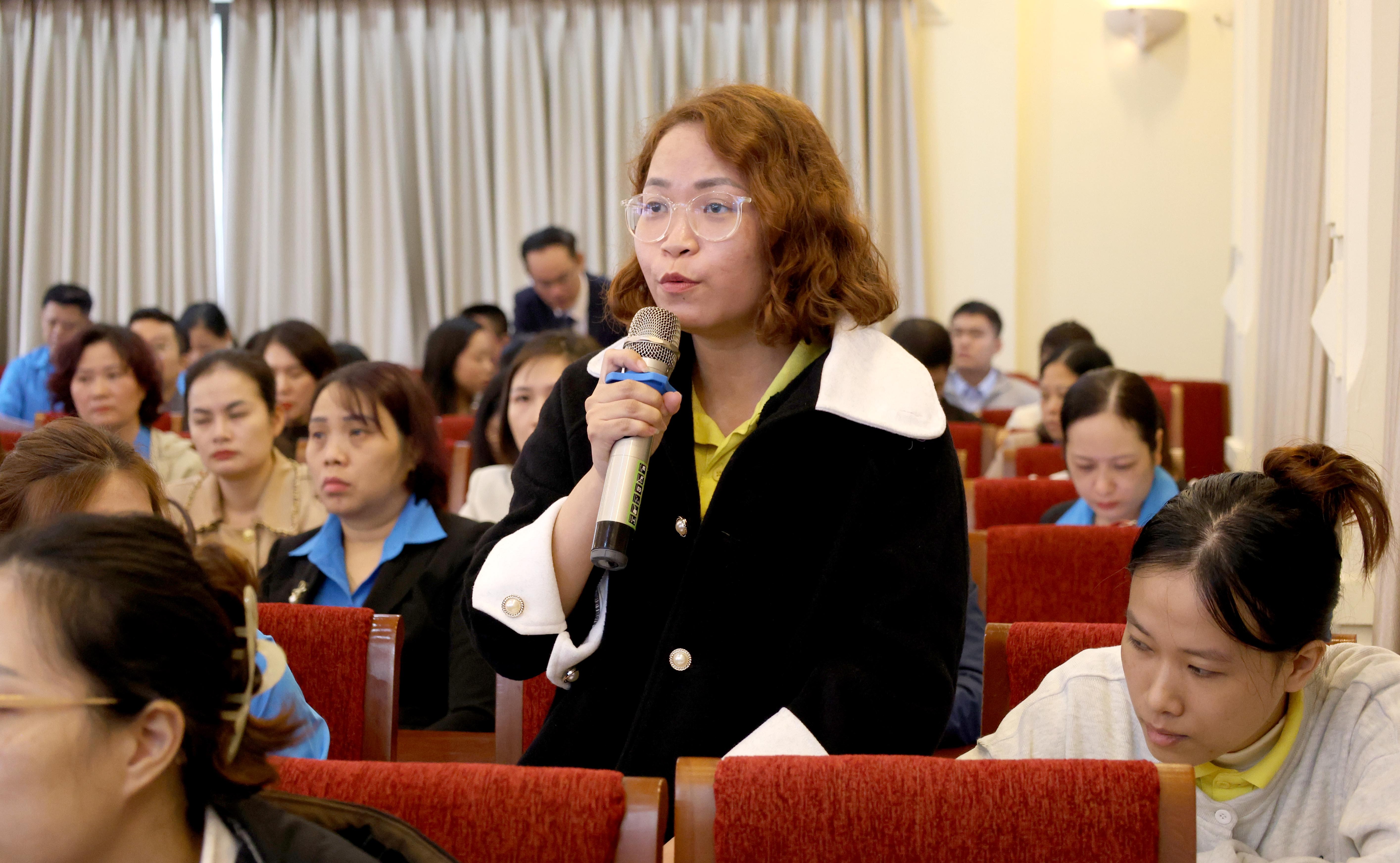 TRỰC TUYẾN HÌNH ẢNH: Hơn 200 CNVCLĐ tham gia giải đáp về chính sách lao động và bảo hiểm xã hội