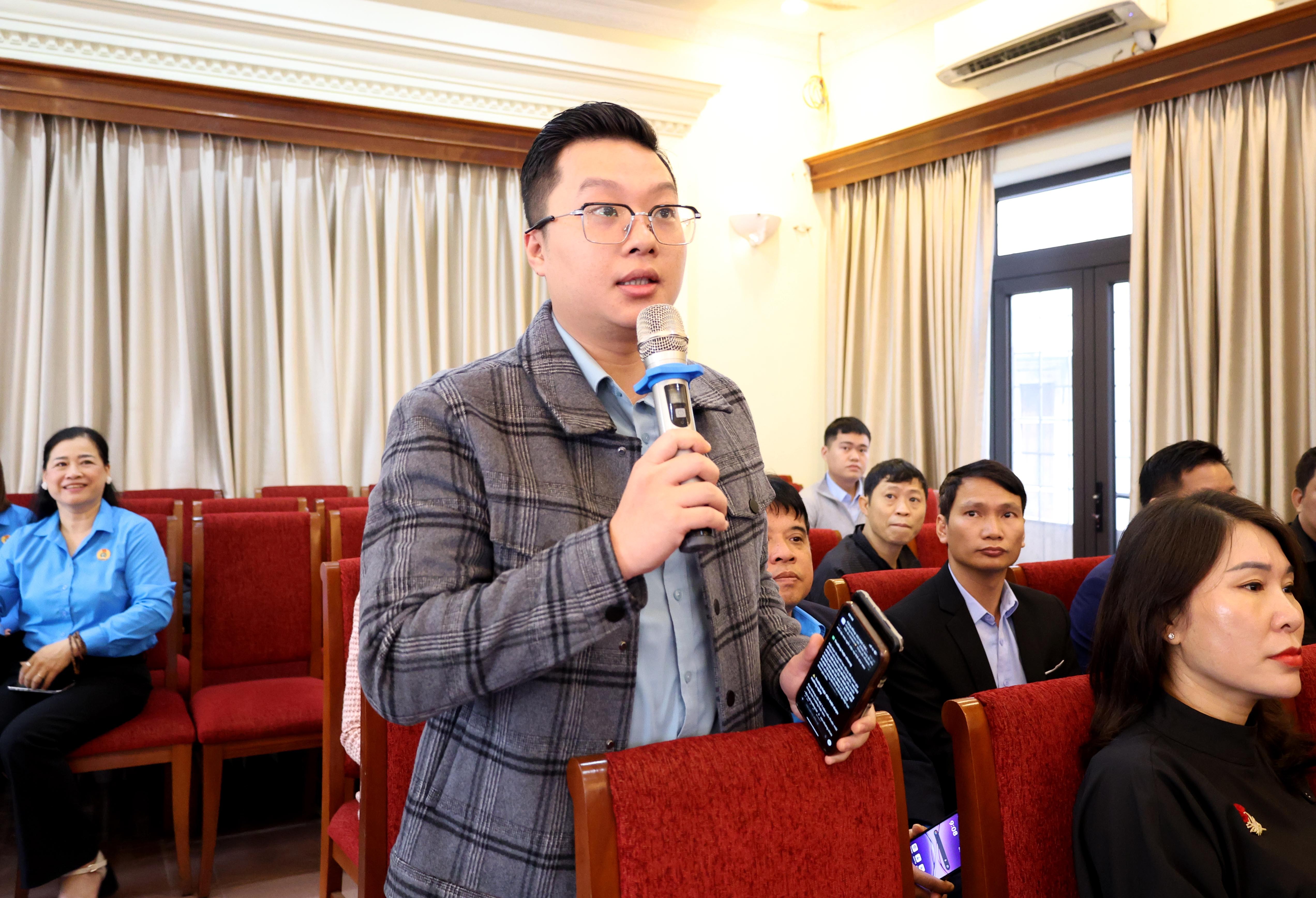 TRỰC TUYẾN HÌNH ẢNH: Hơn 200 CNVCLĐ tham gia giải đáp về chính sách lao động và bảo hiểm xã hội