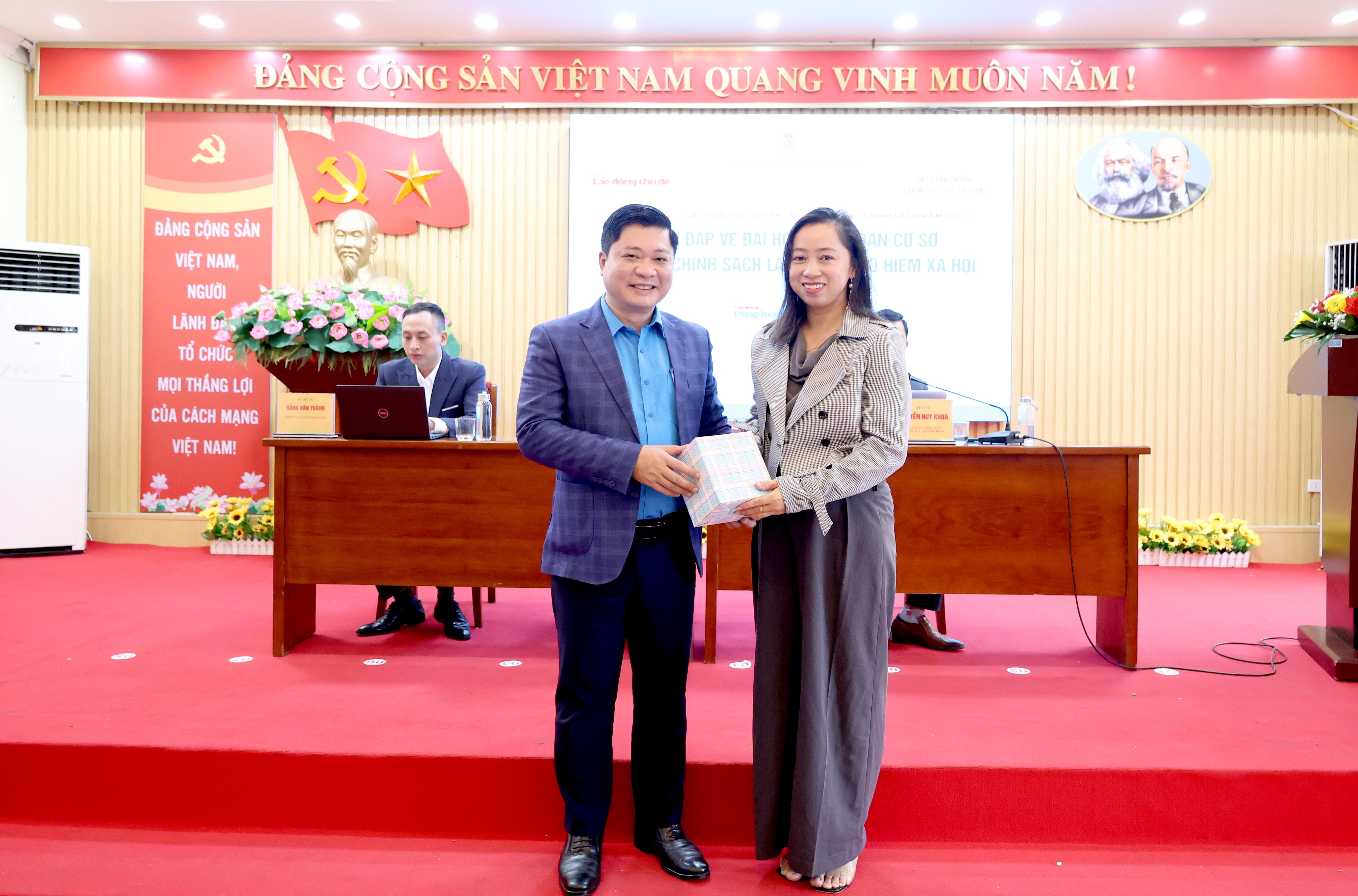 TRỰC TUYẾN HÌNH ẢNH: Hơn 200 CNVCLĐ tham gia giải đáp về chính sách lao động và bảo hiểm xã hội