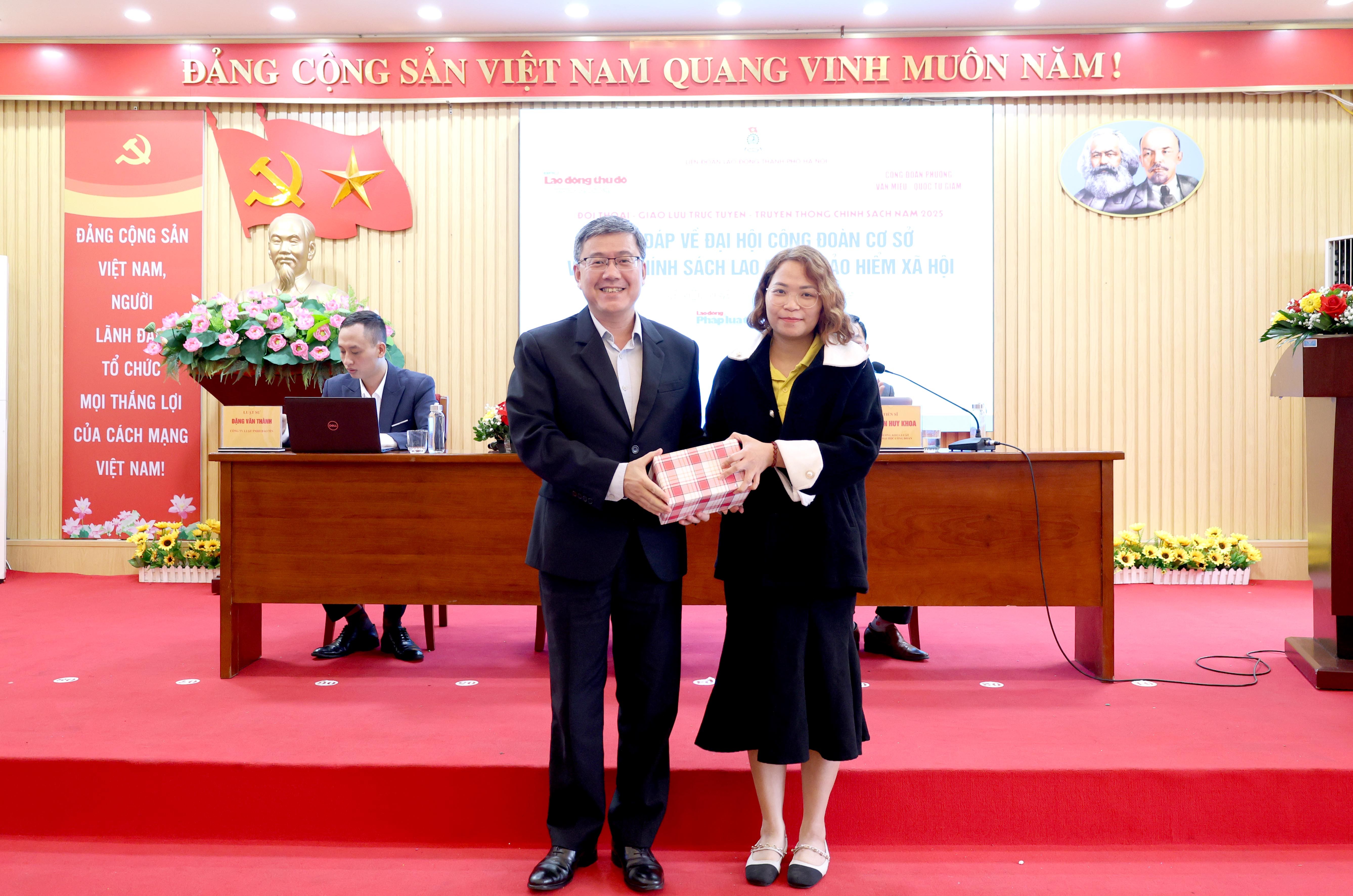 TRỰC TUYẾN HÌNH ẢNH: Hơn 200 CNVCLĐ tham gia giải đáp về chính sách lao động và bảo hiểm xã hội