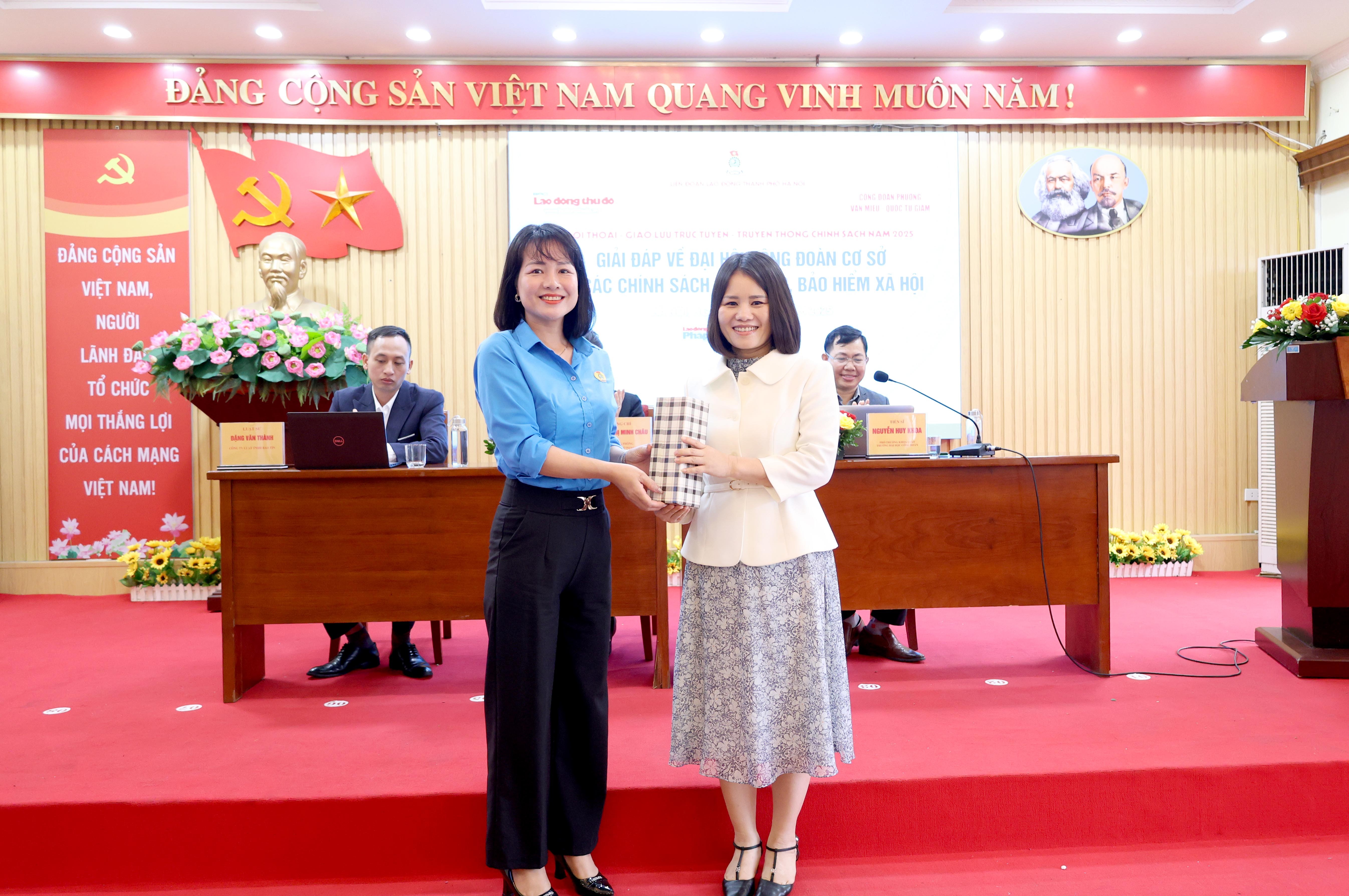 TRỰC TUYẾN HÌNH ẢNH: Hơn 200 CNVCLĐ tham gia giải đáp về chính sách lao động và bảo hiểm xã hội