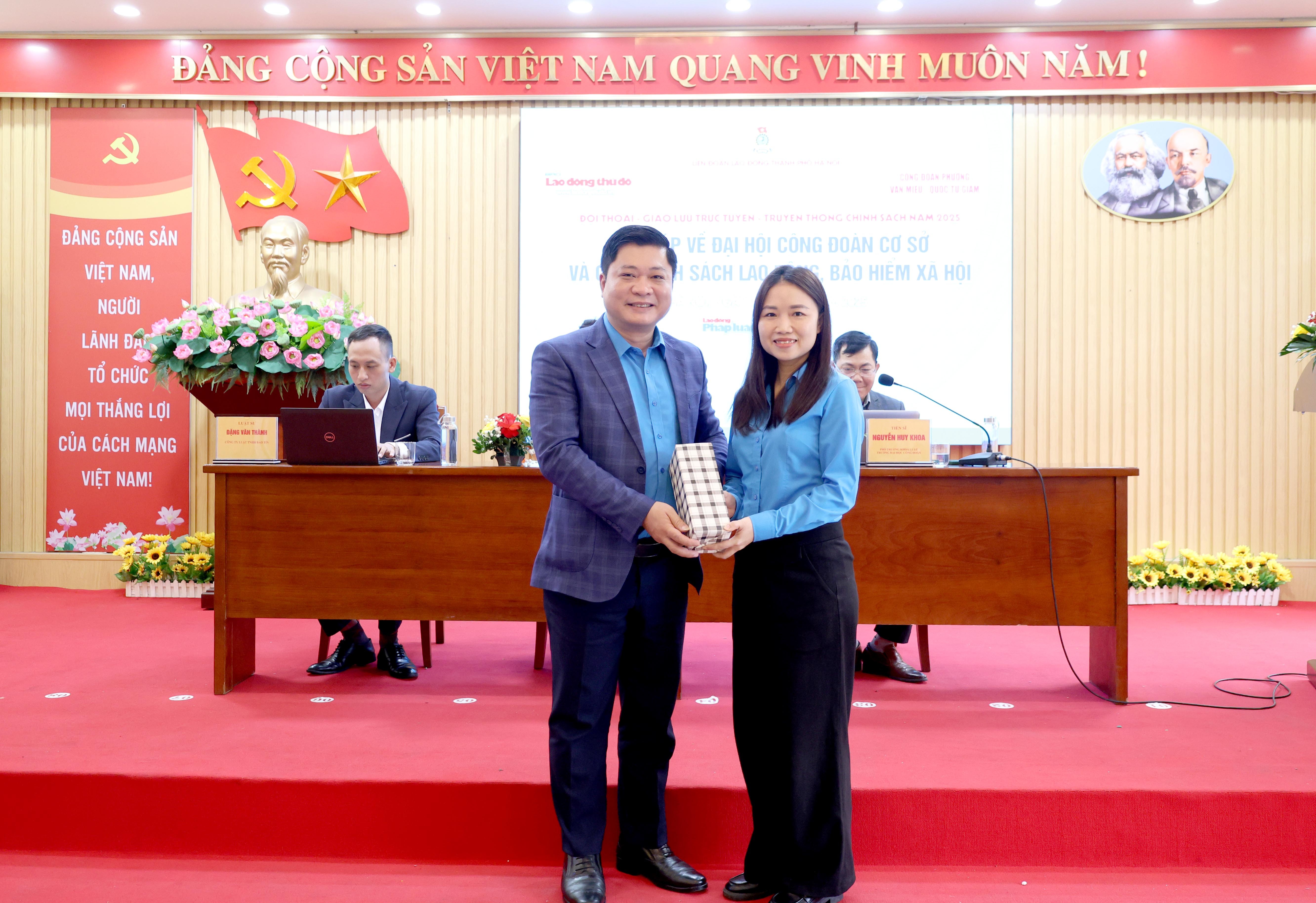 TRỰC TUYẾN HÌNH ẢNH: Hơn 200 CNVCLĐ tham gia giải đáp về chính sách lao động và bảo hiểm xã hội