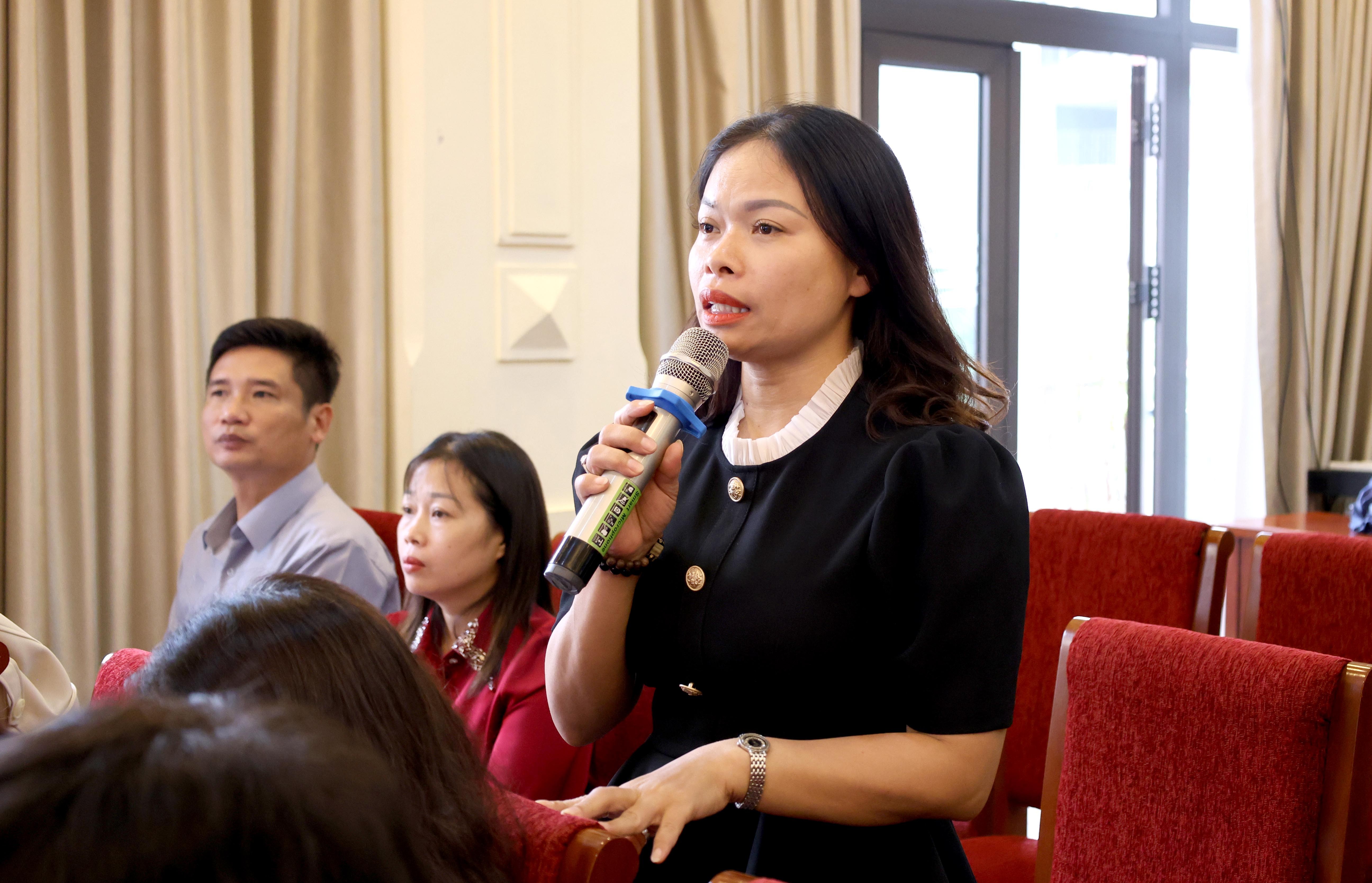 TRỰC TUYẾN HÌNH ẢNH: Hơn 200 CNVCLĐ tham gia giải đáp về chính sách lao động và bảo hiểm xã hội