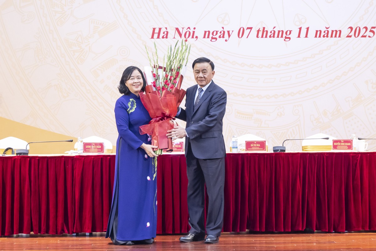 Bà Bùi Thị Minh Hoài giữ chức Chủ tịch Ủy ban Trung ương MTTQ Việt Nam khóa X, nhiệm kỳ 2024 - 2029 Bà Bùi Thị Minh Hoài giữ chức Chủ tịch Ủy ban Trung ương MTTQ Việt Nam khóa X, nhiệm kỳ 2024 - 2029