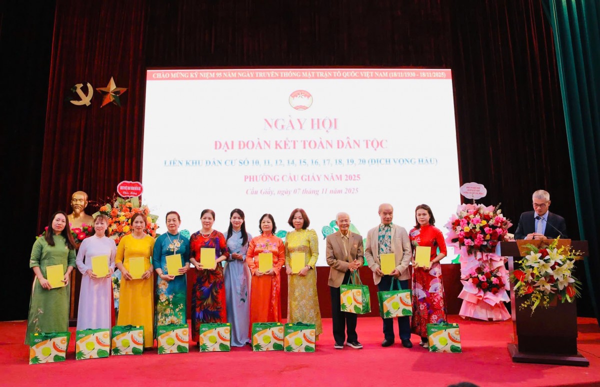 Ấm tình Ngày hội Đại đoàn kết toàn dân tộc tại phường Cầu Giấy