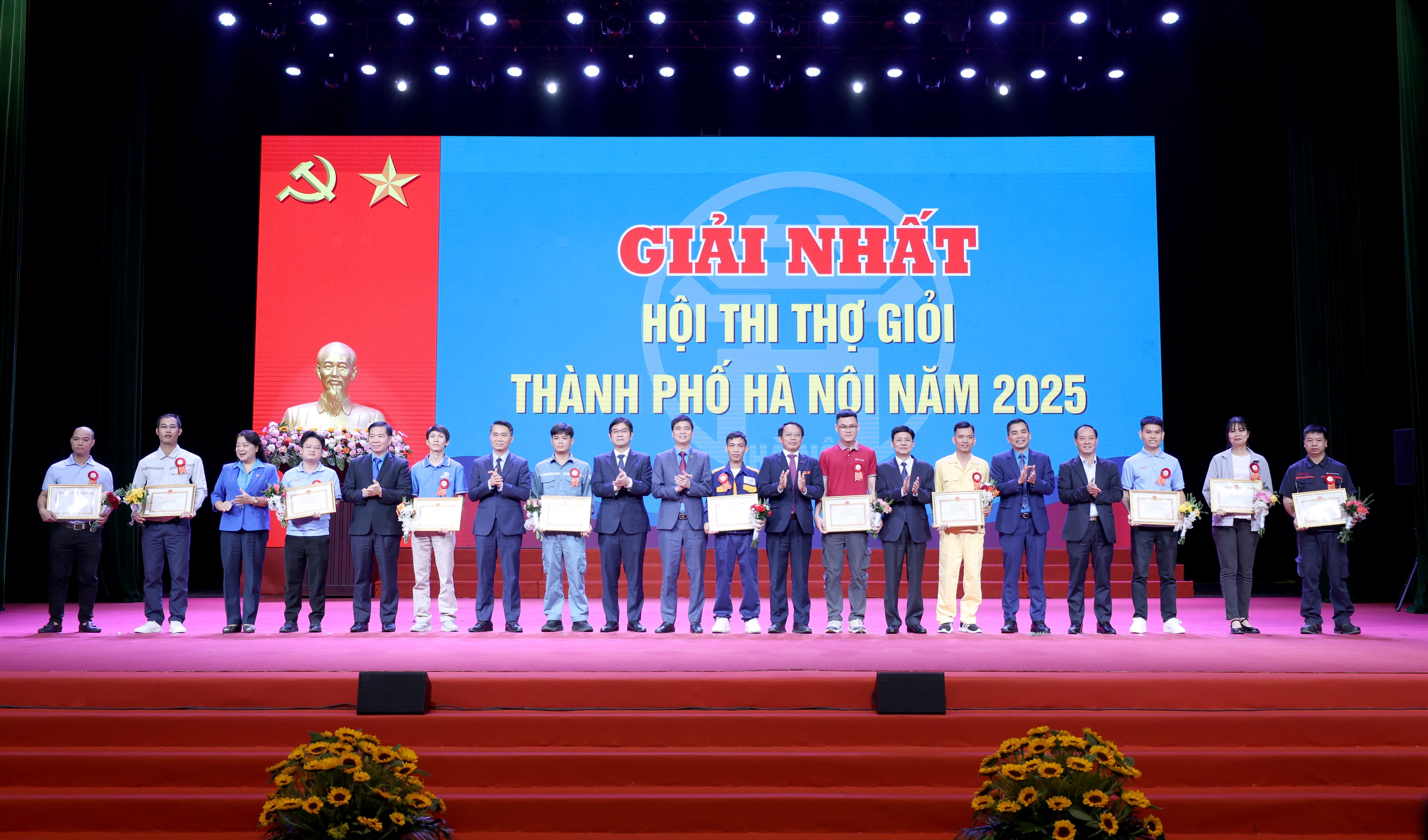 TRỰC TUYẾN: Lễ tuyên dương “Sáng kiến, sáng tạo trong công nhân, viên chức, lao động Thủ đô”