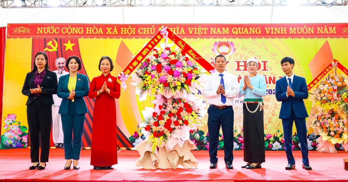 Đồng chí Phạm Thị Thanh Mai dự Ngày hội Đại đoàn kết toàn dân tộc tại xã Suối Hai