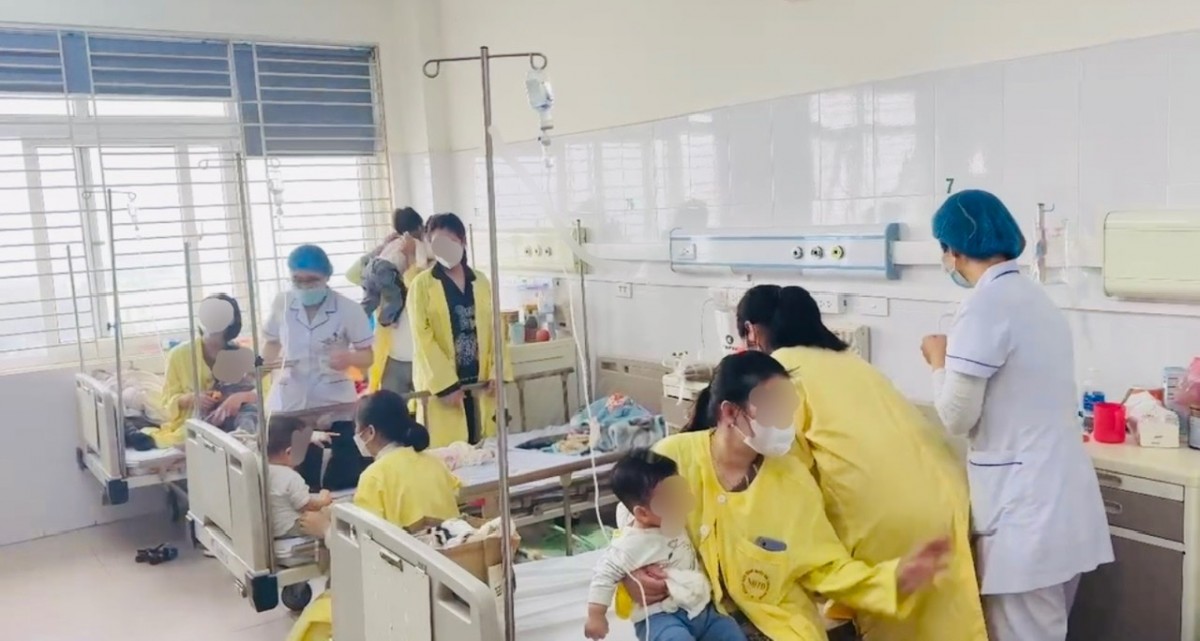 Đầu mùa lạnh, nhiều trẻ nhỏ mắc cúm A phải nhập viện điều trị