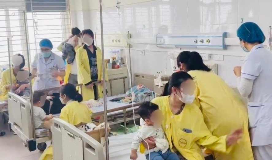Đầu mùa lạnh, nhiều trẻ nhỏ mắc cúm A phải nhập viện điều trị