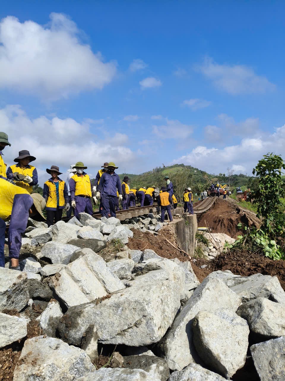 Ngành Đường sắt huy động gần 1.000 công nhân khôi phục hạ tầng, thông tuyến đường sắt Bắc Nam