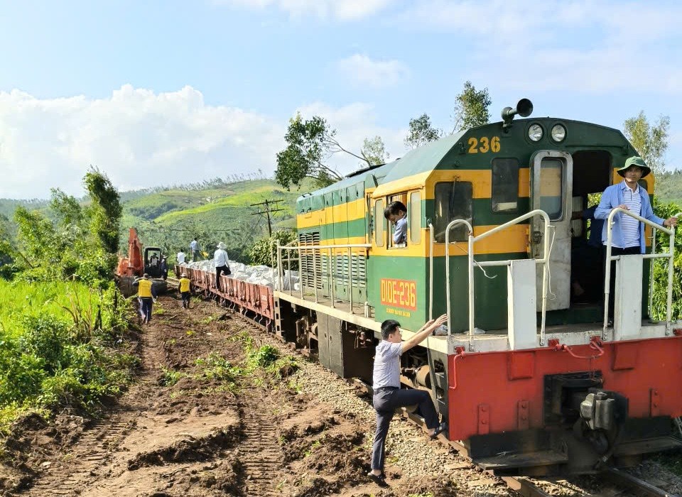 Ngành Đường sắt huy động gần 1.000 công nhân khôi phục hạ tầng, thông tuyến đường sắt Bắc Nam