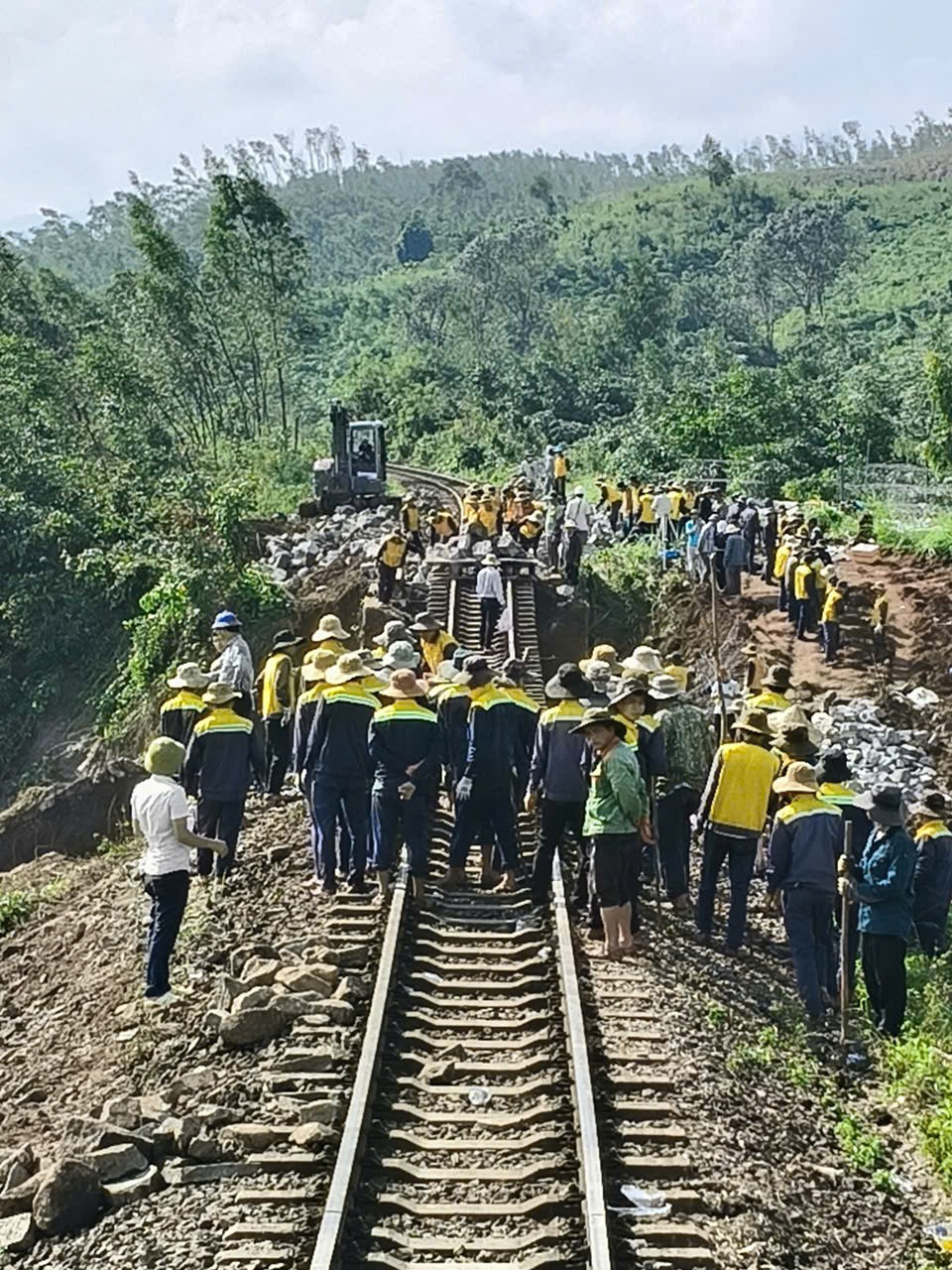 Ngành Đường sắt huy động gần 1.000 công nhân khôi phục hạ tầng, thông tuyến đường sắt Bắc Nam